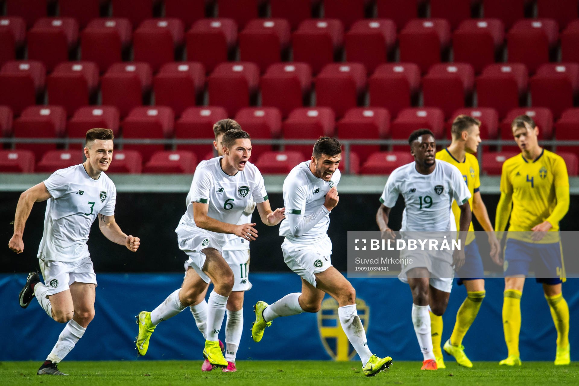 Troy Parrott and Jayson Molumby of Ireland celebrates