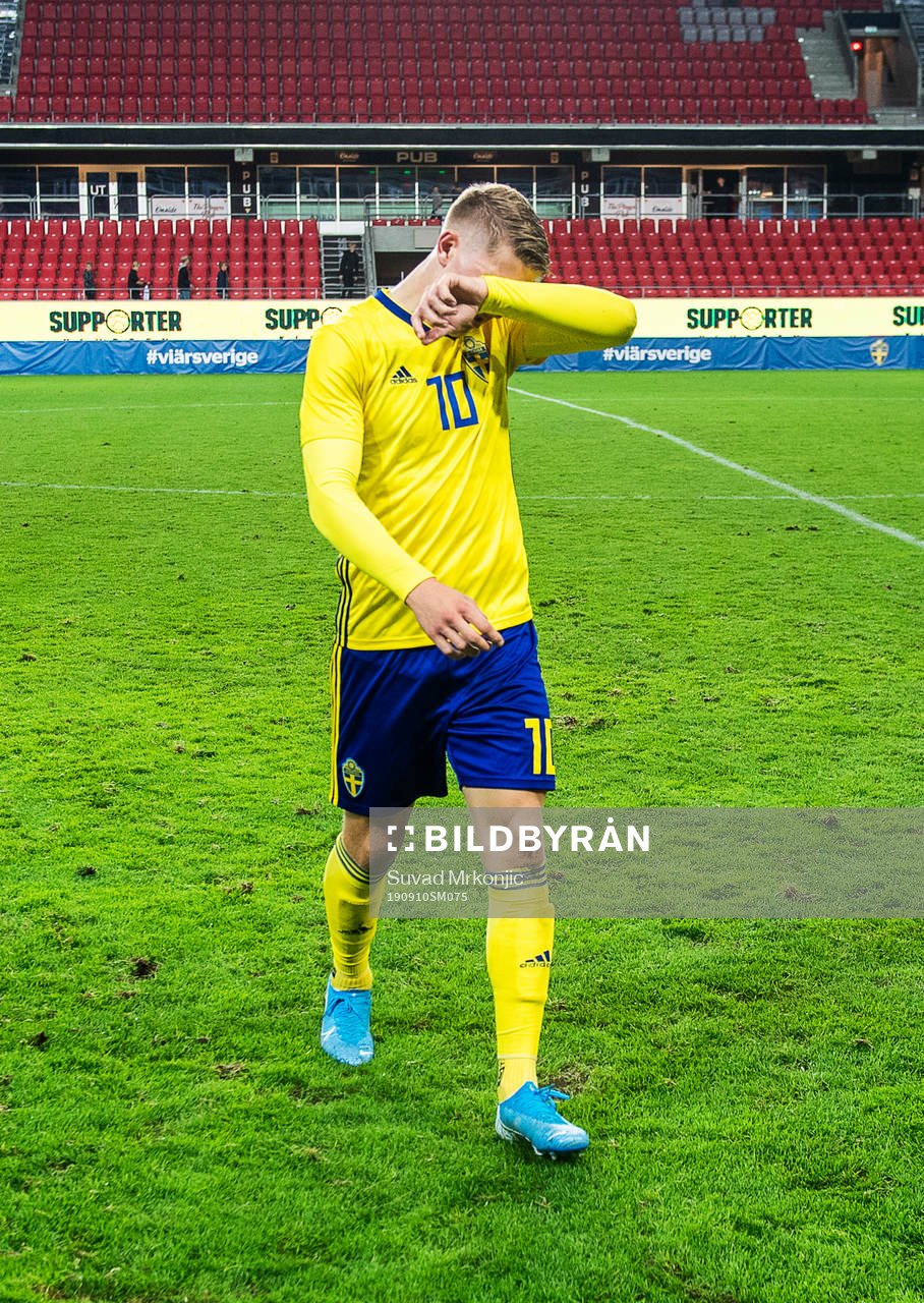 Viktor Gyökeres of Sweden looks dejected