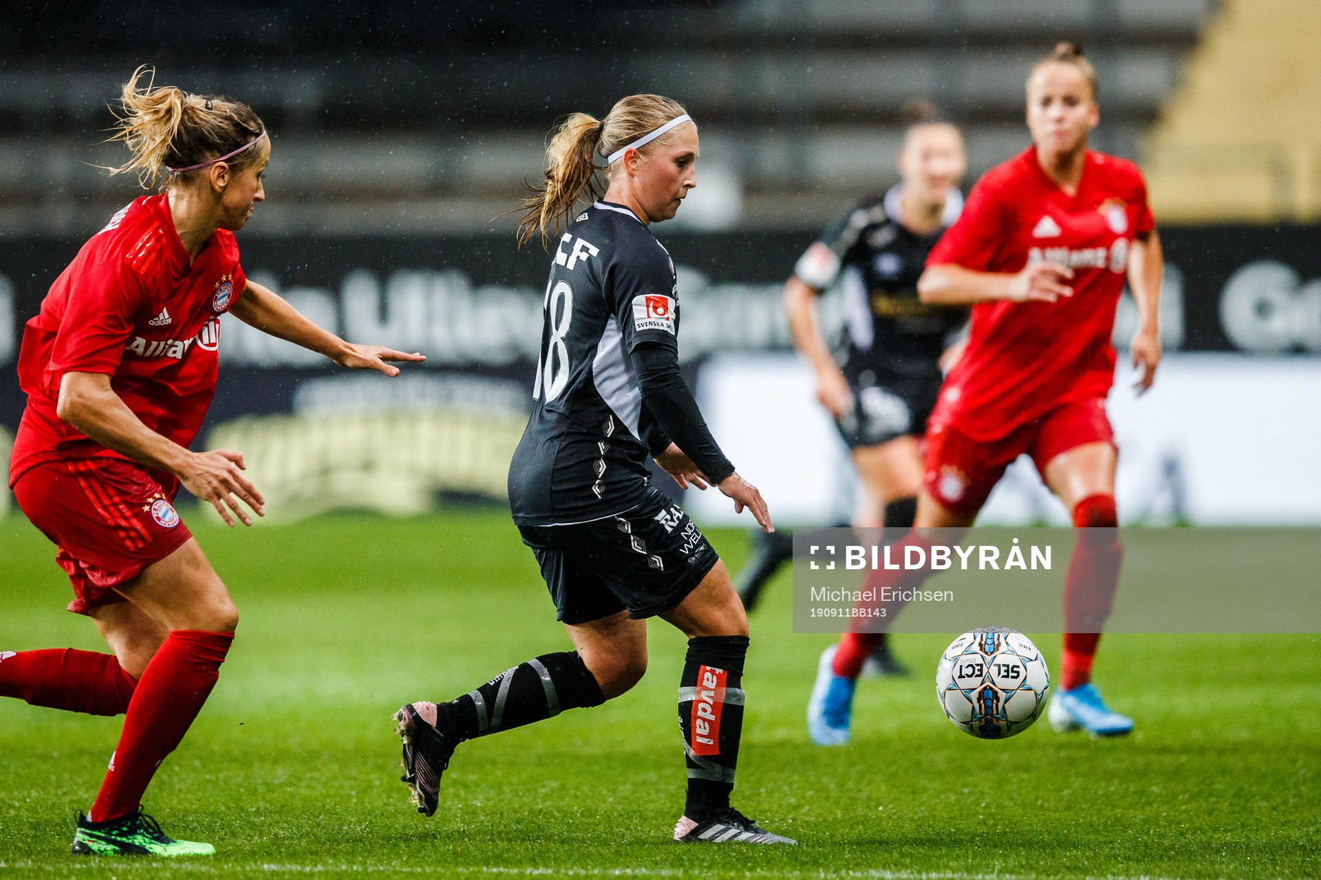 Giulia Gwinn of Bayern Munich and Hanna Andersson of