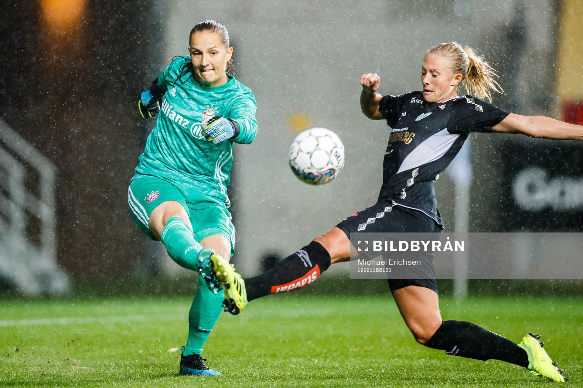 Goalkeeper Laura Benkarth of Bayern Munich and Rebecka