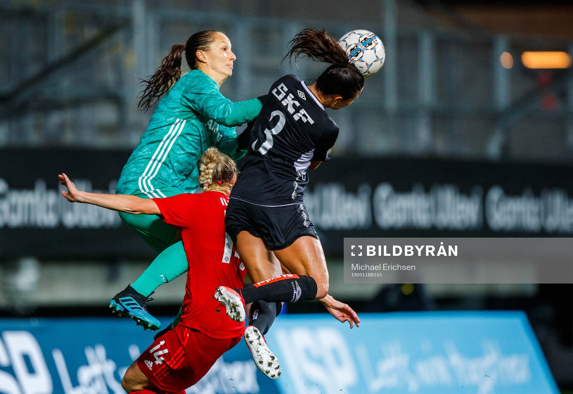 Amanda Ilestedt and goalkeeper Laura Benkarth of Bayern Munich against Beata Kollmats of Göteborg during the Champions League match between Kopparbergs Göteborg and Bayern Munich on September 11, 2019 in Gothenburg.