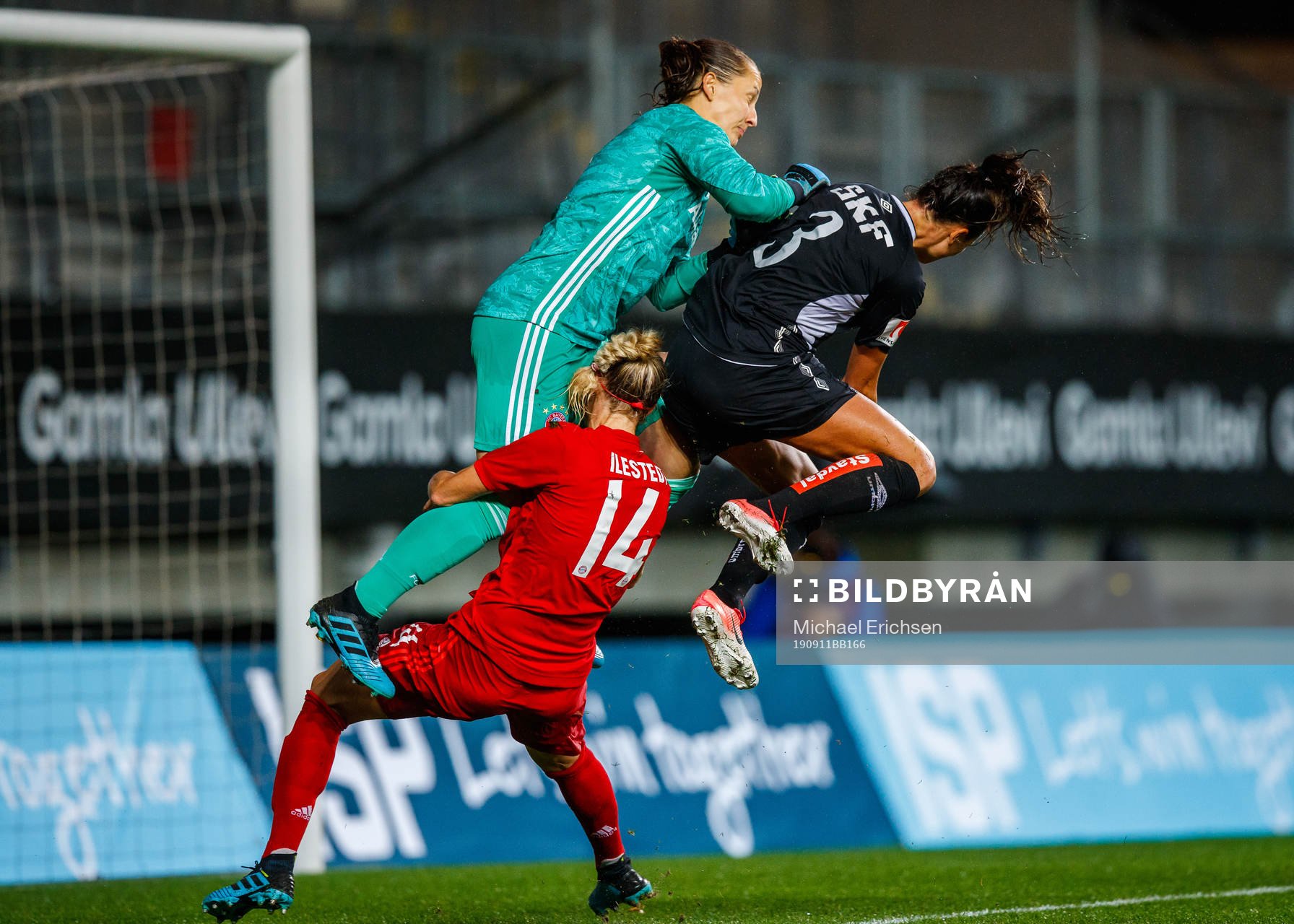 Amanda Ilestedt and goalkeeper Laura Benkarth of Bayern