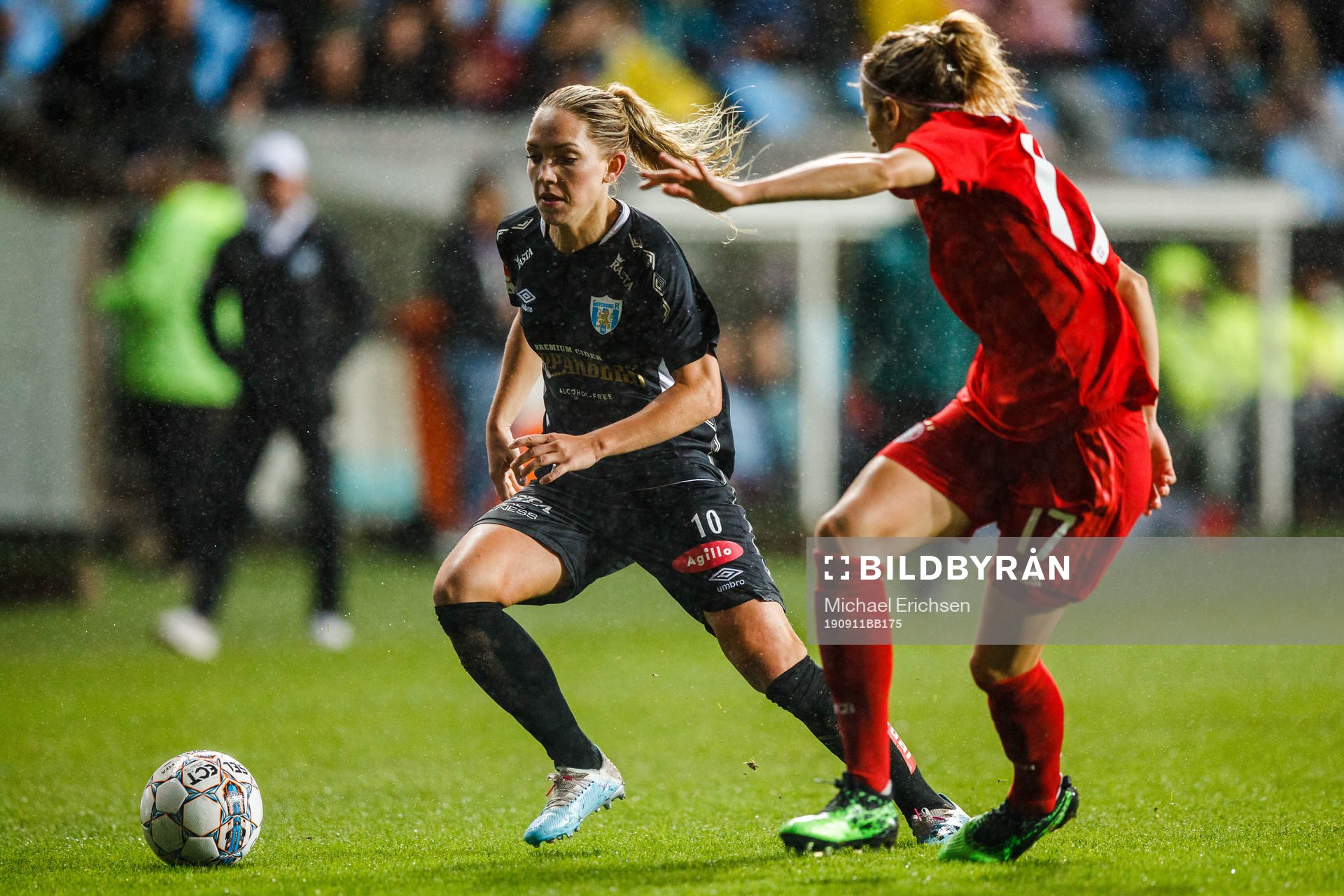 Elin Rubensson of Göteborg and Kathrin Hendrich of Bayern