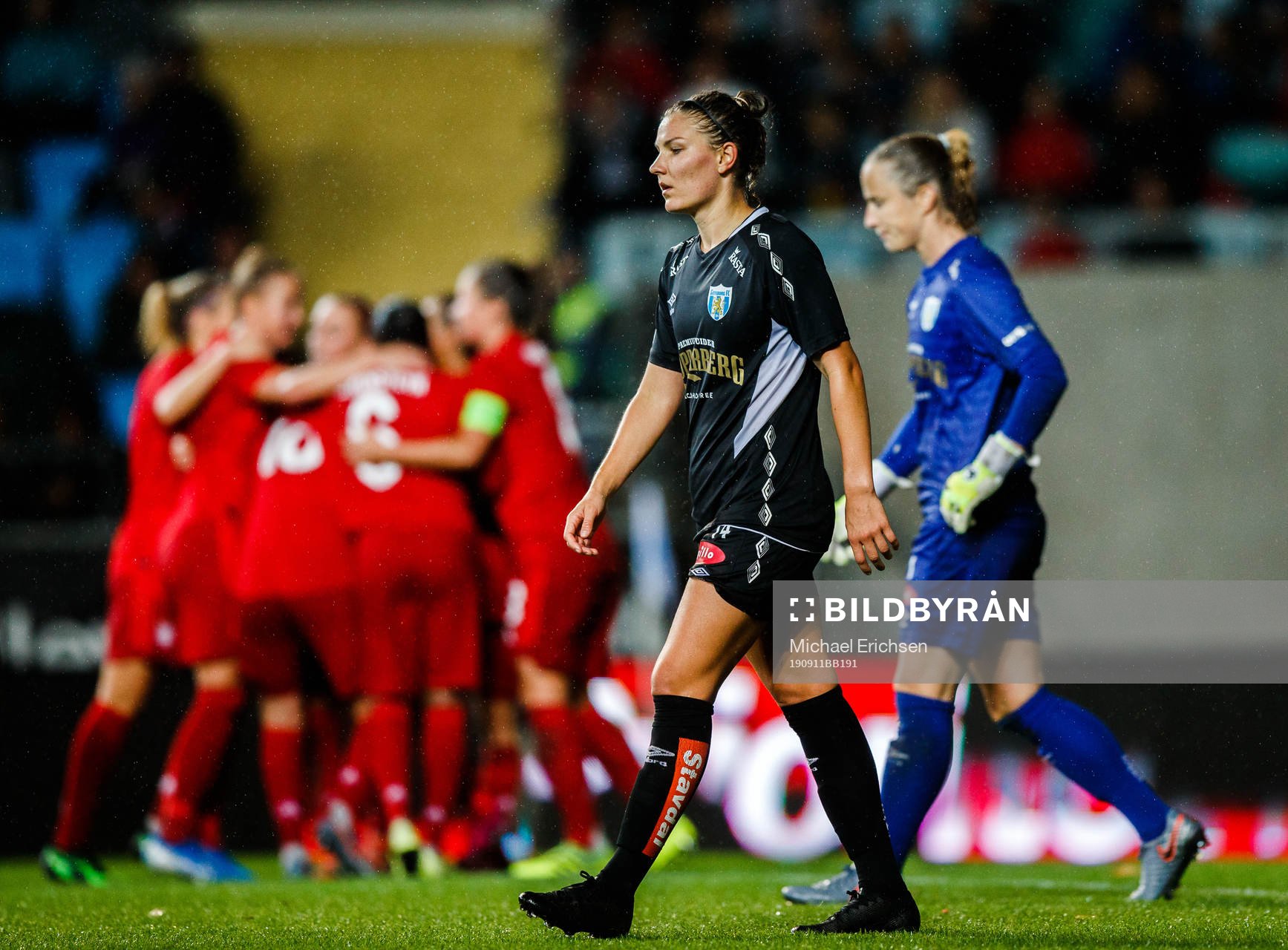 Natalia Kuikka and goalkeeper Loes Geurts of Göteborg look