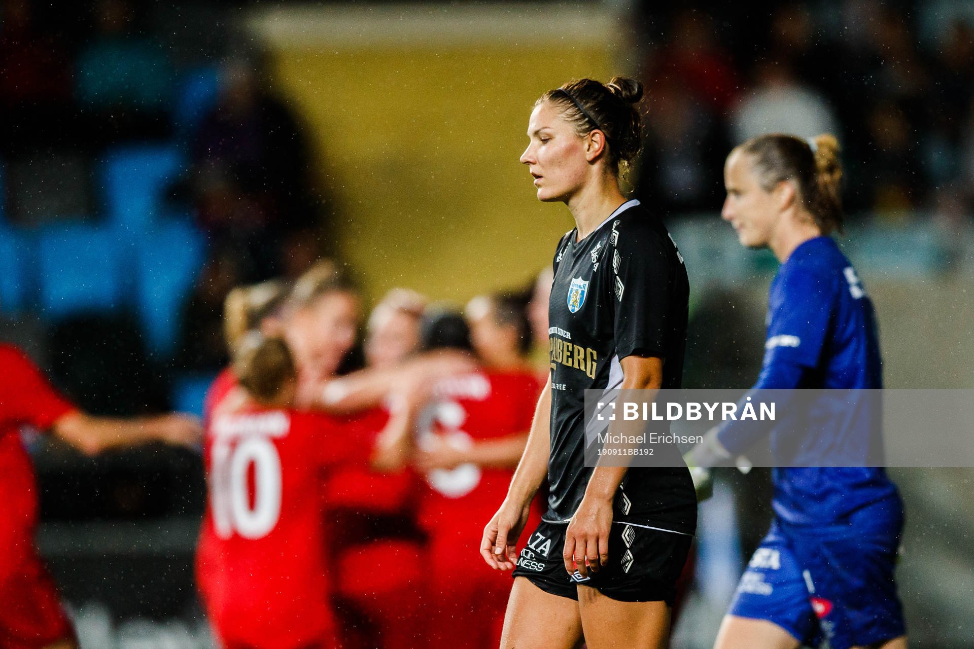 Natalia Kuikka and goalkeeper Loes Geurts of Göteborg look