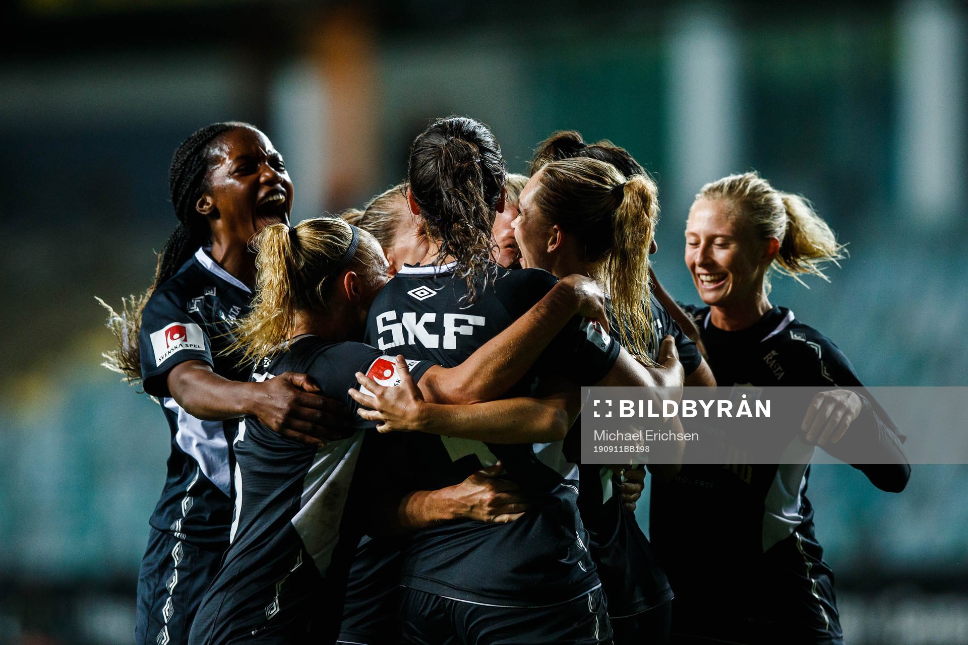 Players of Göteborg celebrate the 1-1 goal by Elin