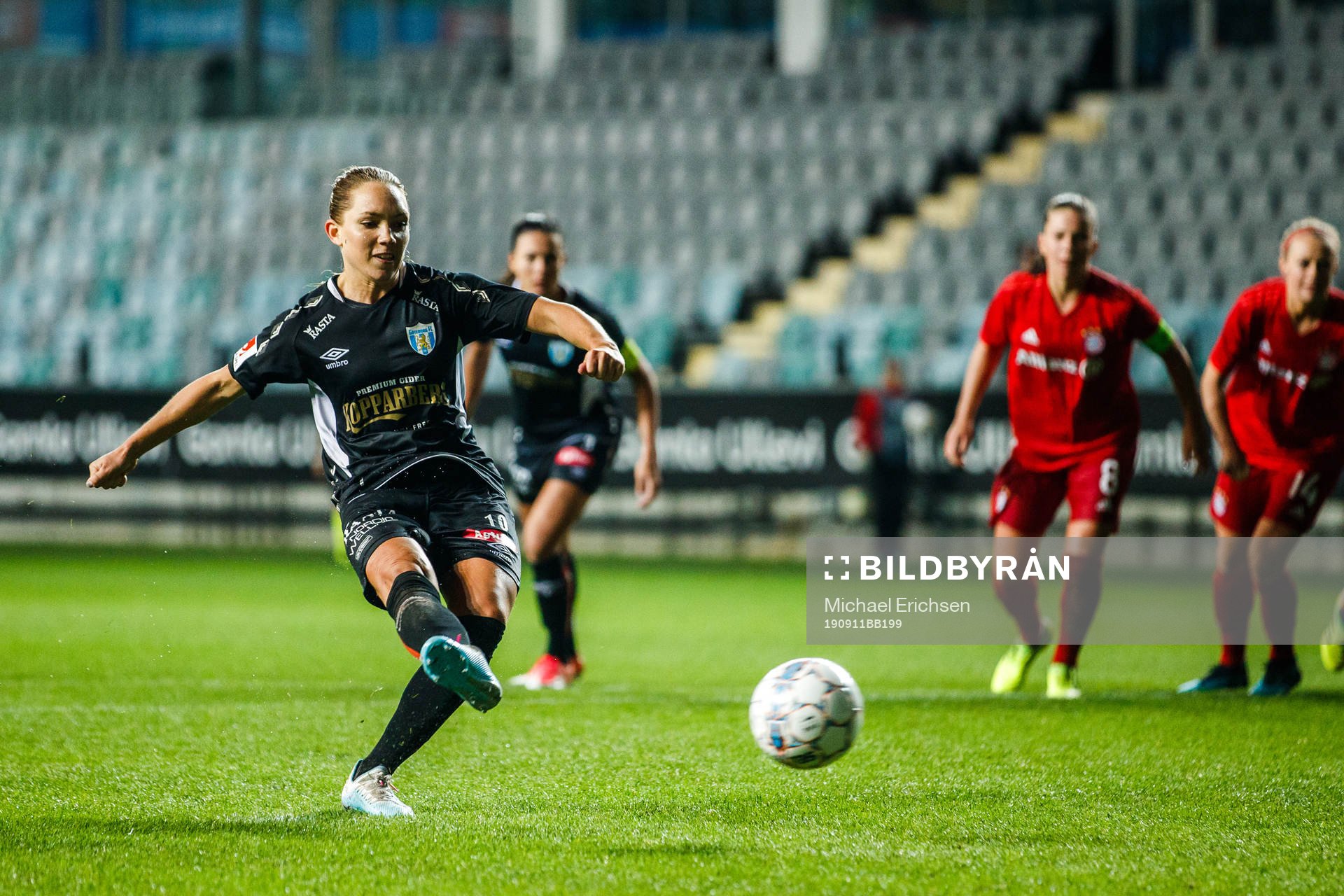 Elin Rubensson of Göteborg scores the 1-1 goal