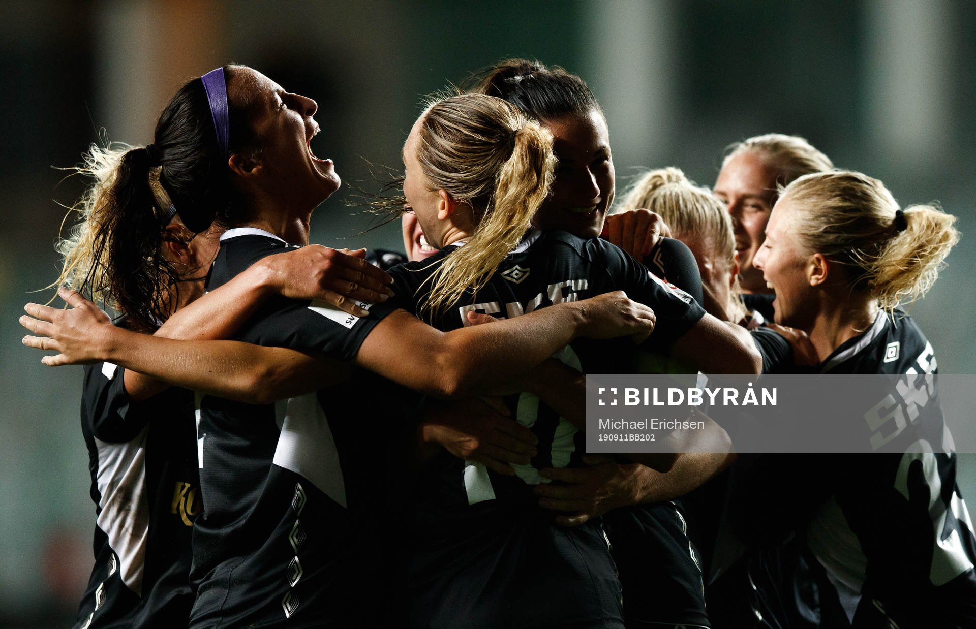 Players of Göteborg celebrate the 1-1 goal by Elin