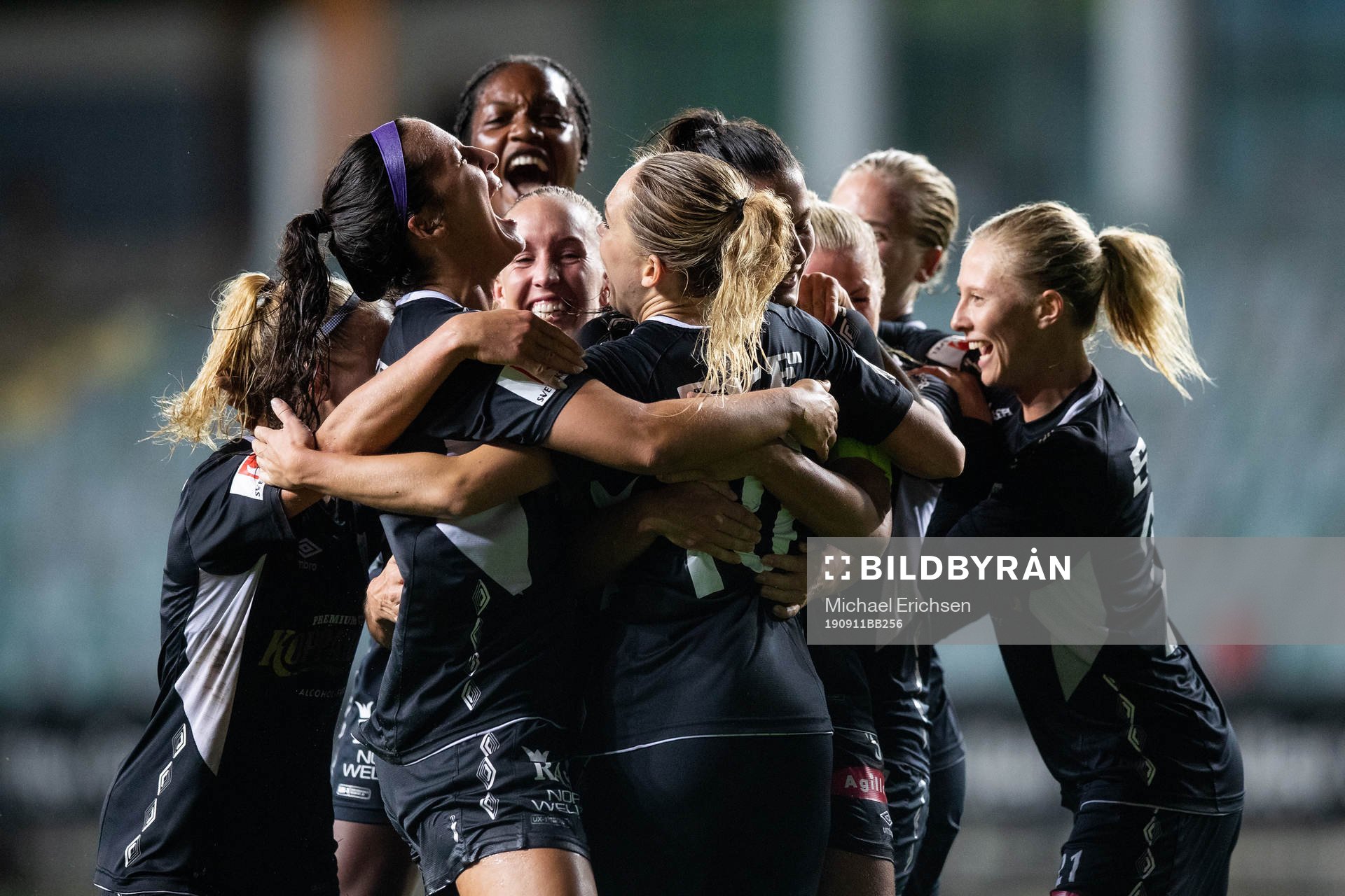 Elin Rubensson of Göteborg celebrates scoring 1-1 with