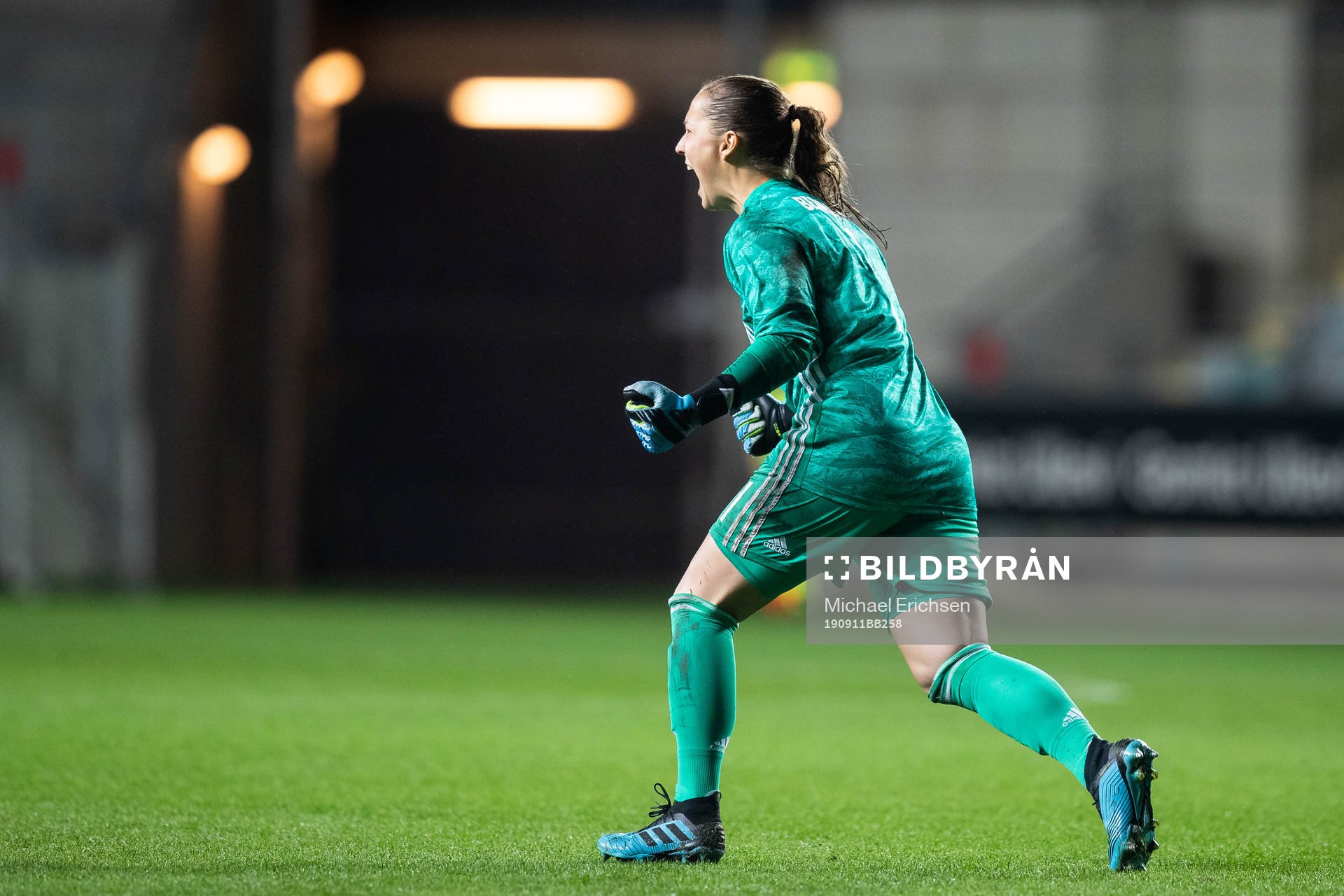 Goalkeeper Laura Benkarth of Bayern Munich celebrates