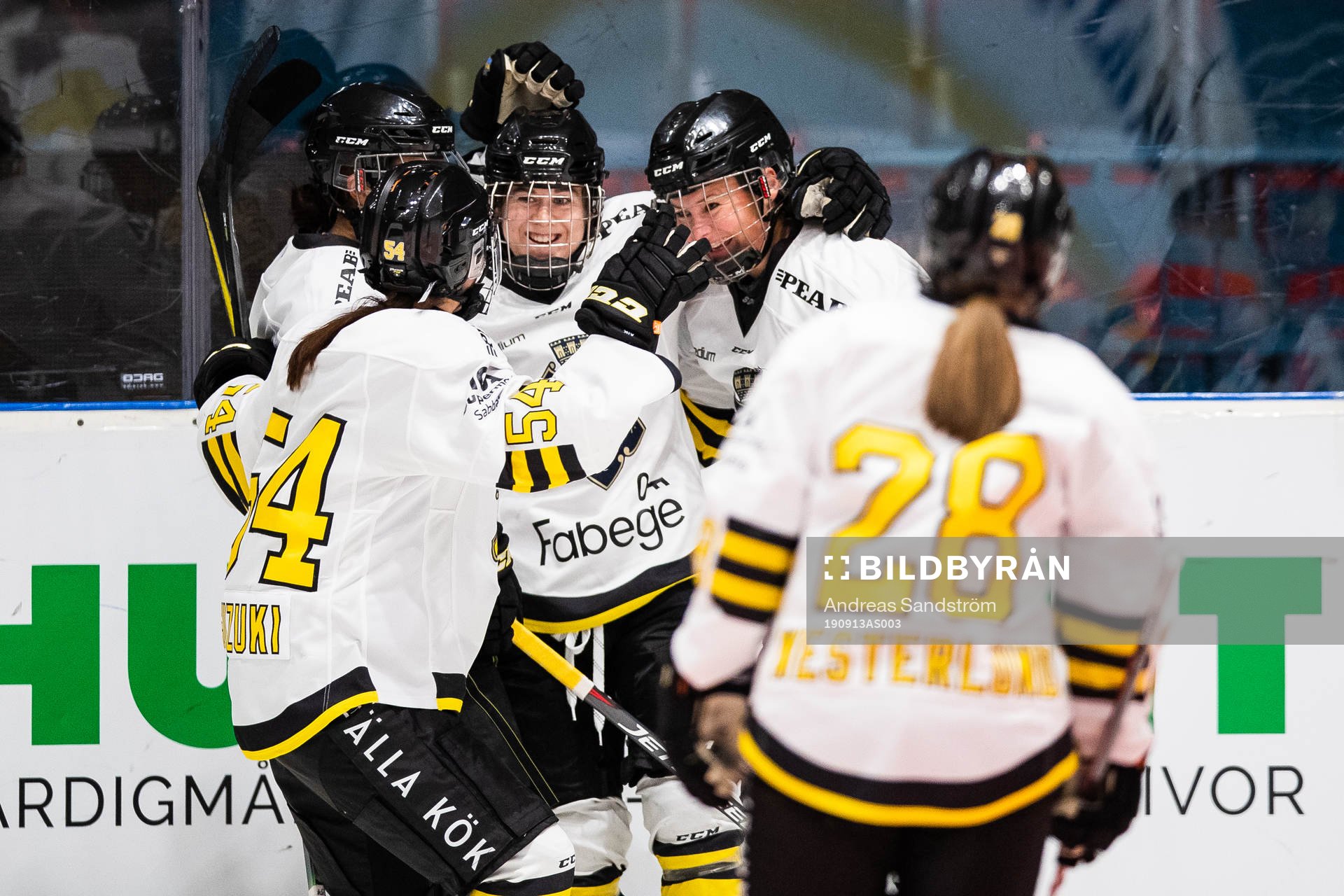s Lisa Johansson (mitten) jublar med lagkamrater