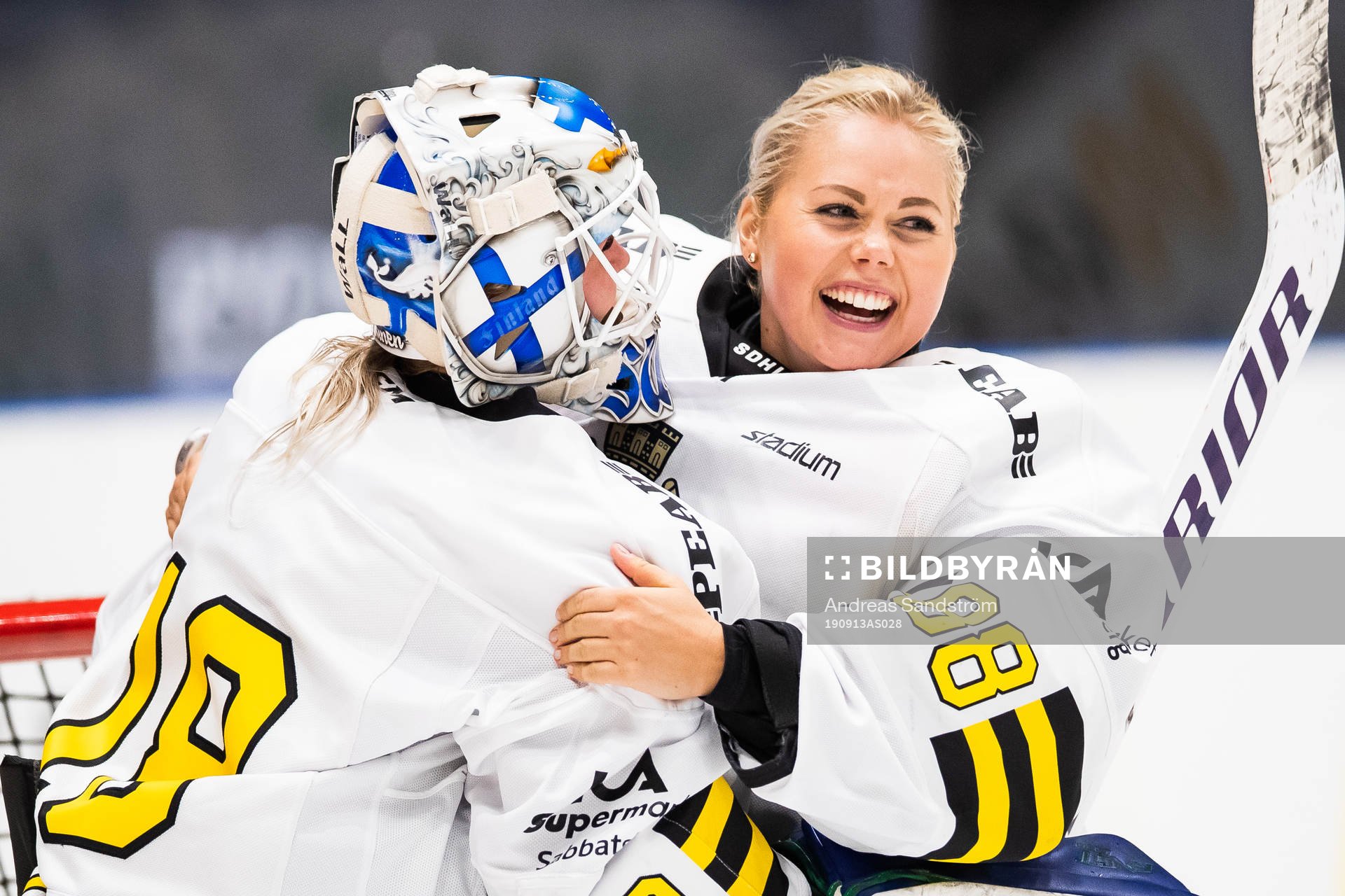 s målvakt Meeri Räisänen jublar med målvakt Sabina