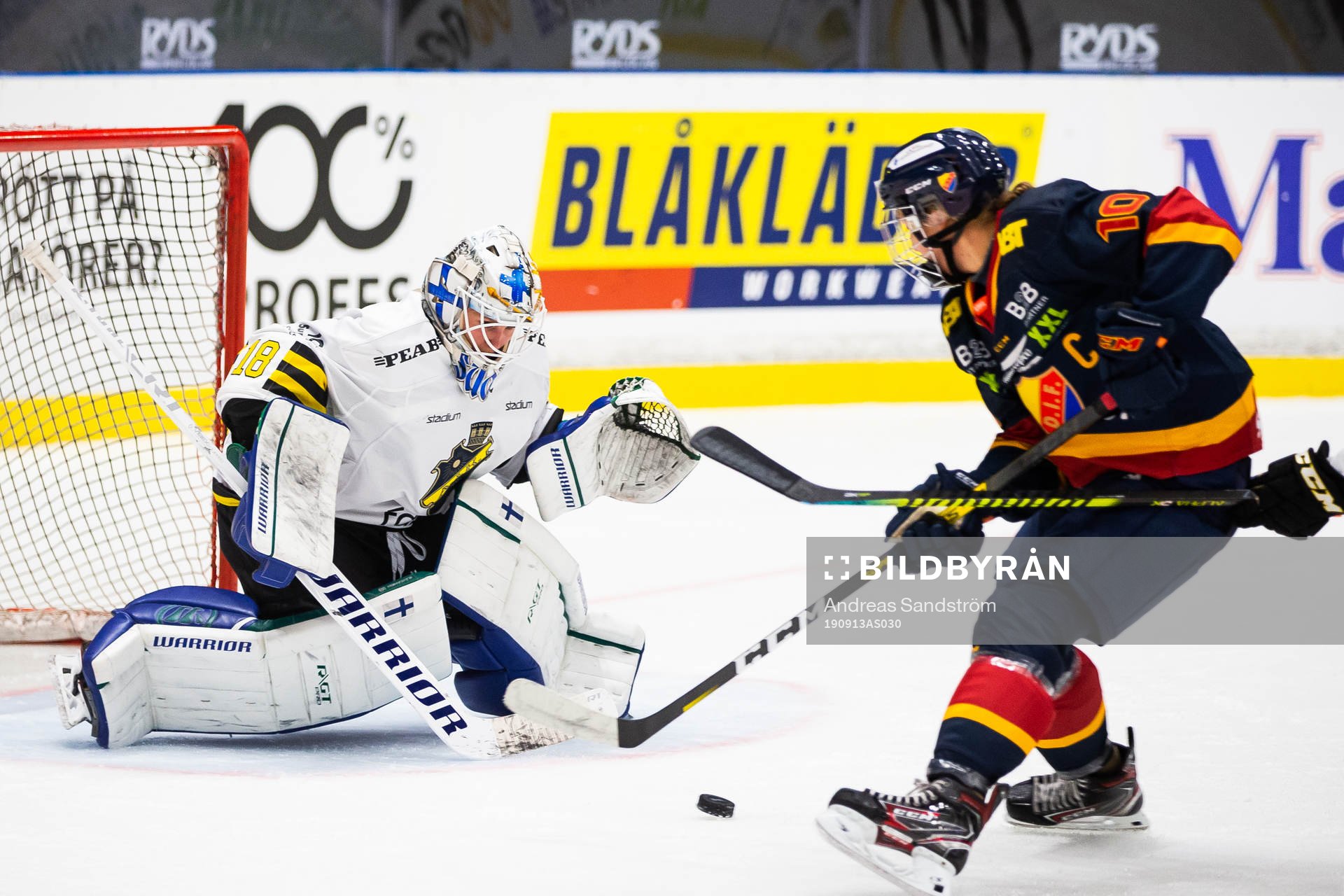 s målvakt Meeri Räisänen och Djurgårdens Andrea Dalen