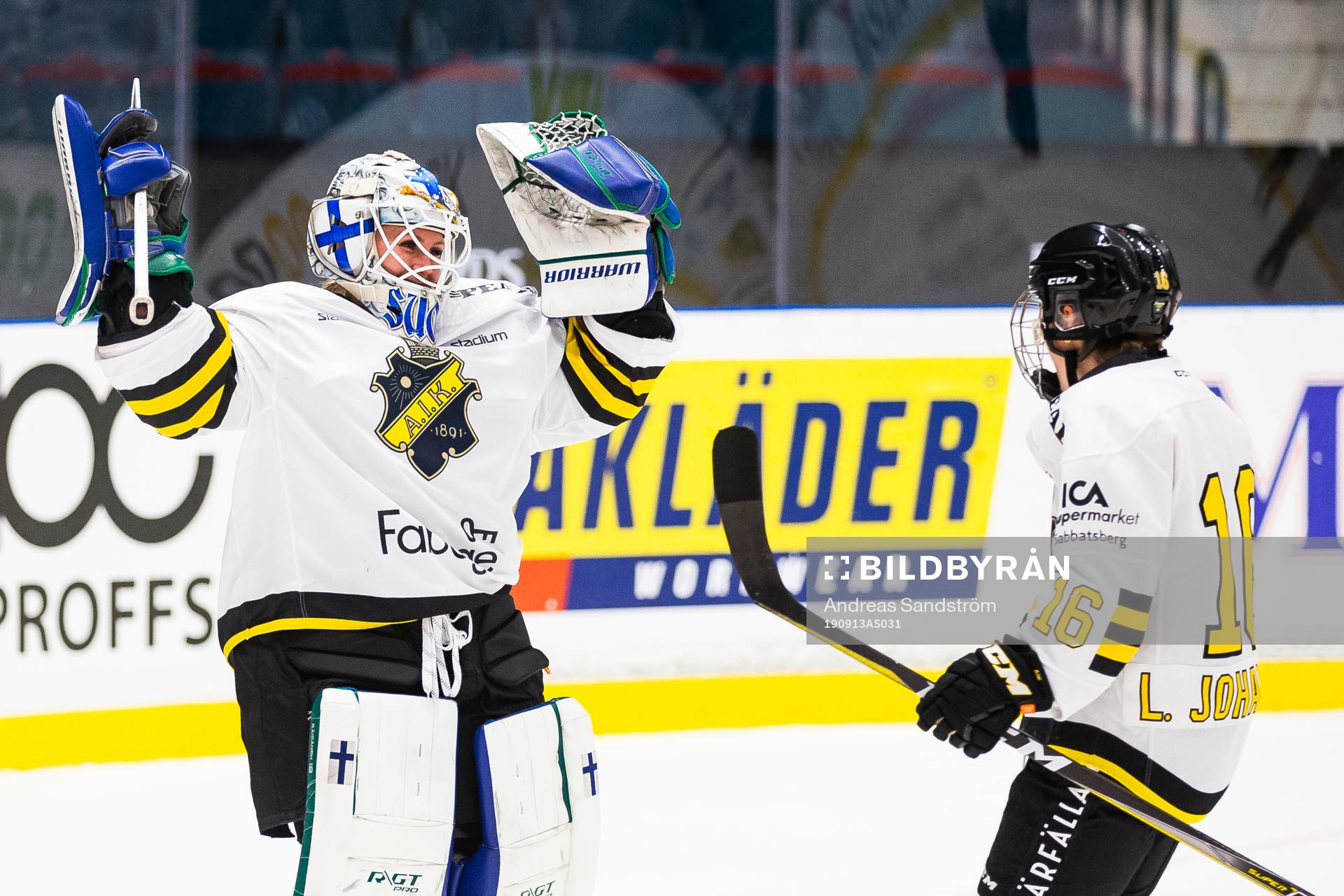 s målvakt Meeri Räisänen och Lisa Johansson jublar