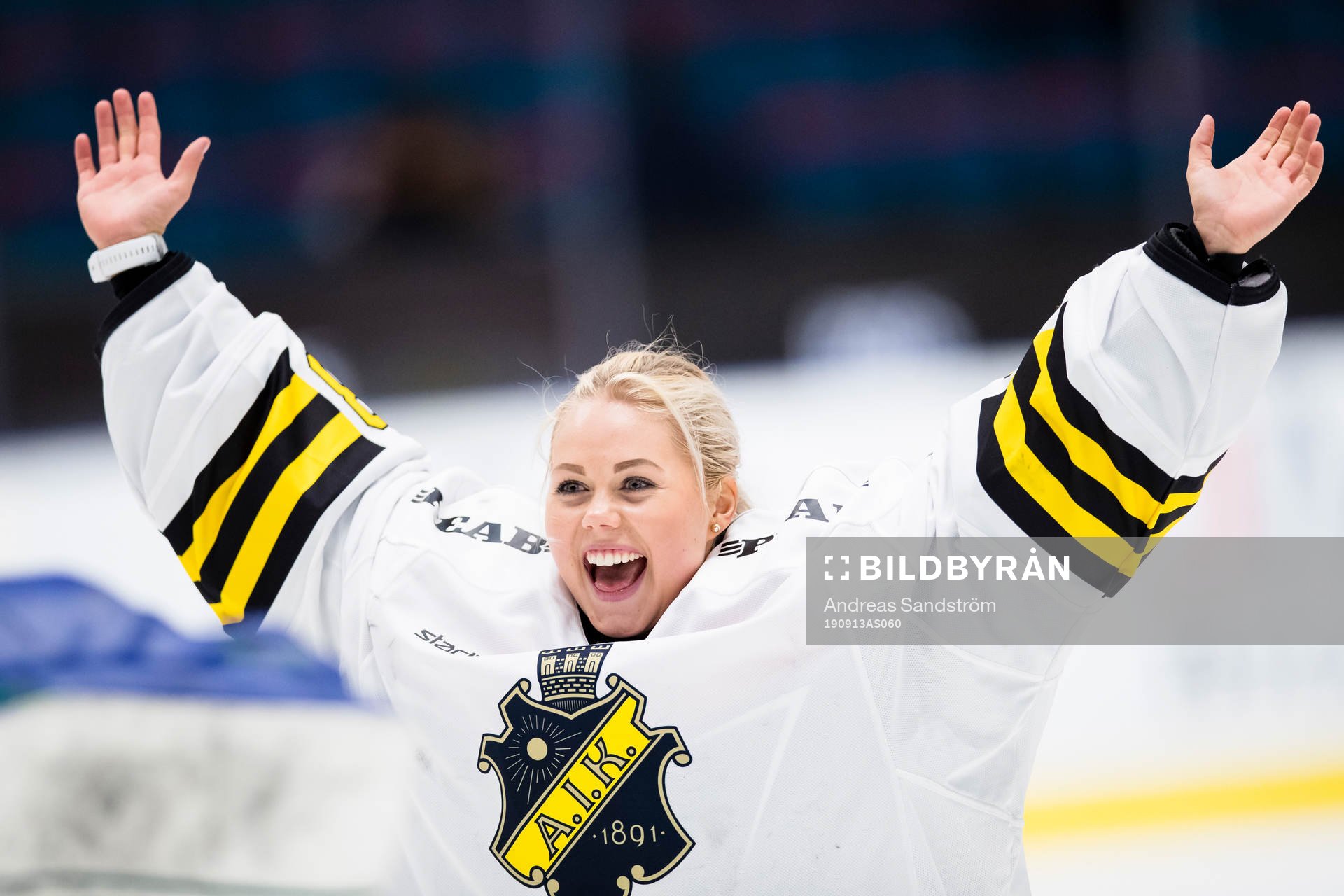 s målvakt Sabina Eriksson jublar