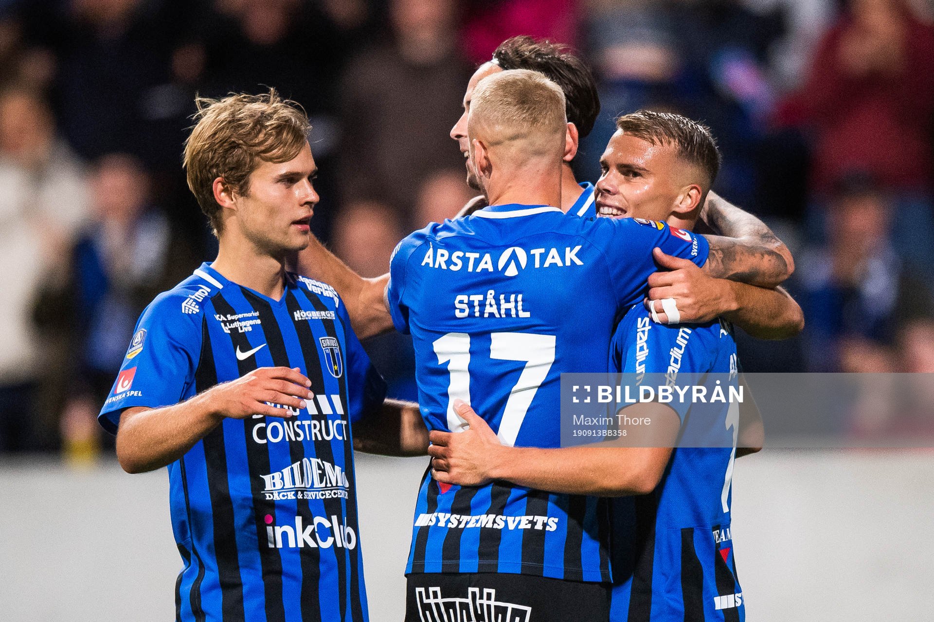Sirius Elias Andersson jublar med lagkamrater