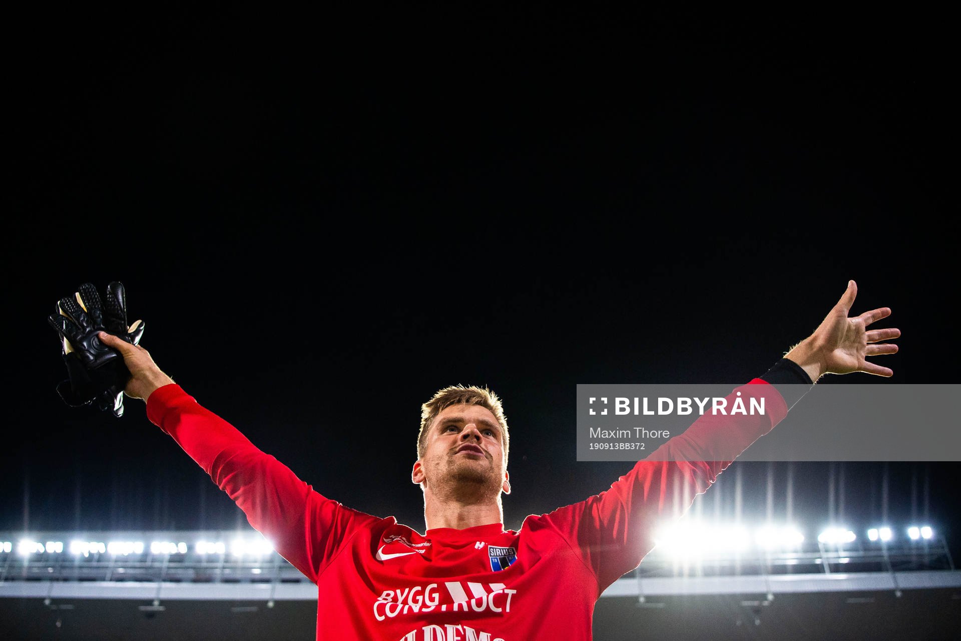Sirius målvakt Lukas Jonsson jublar
