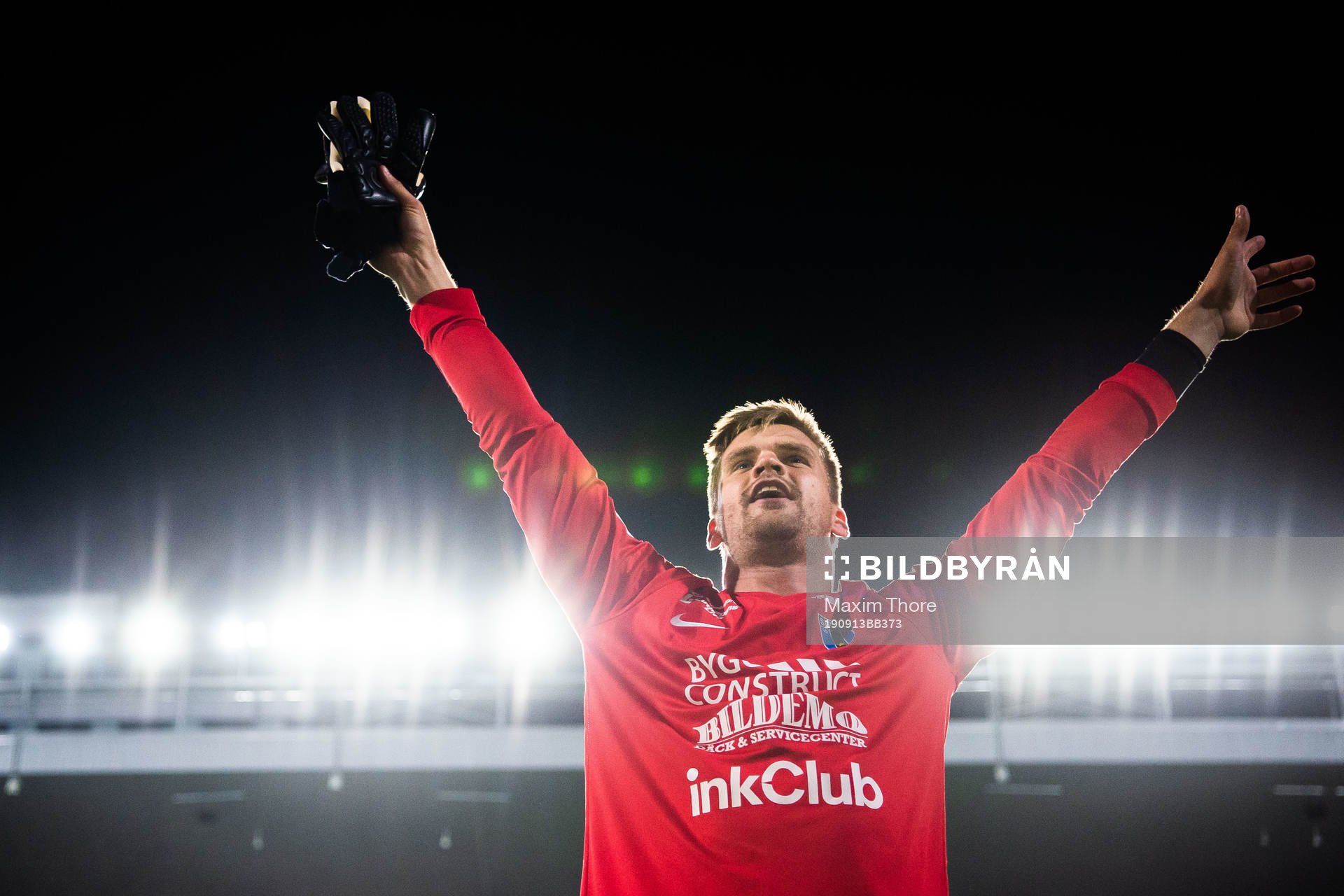 Sirius målvakt Lukas Jonsson jublar