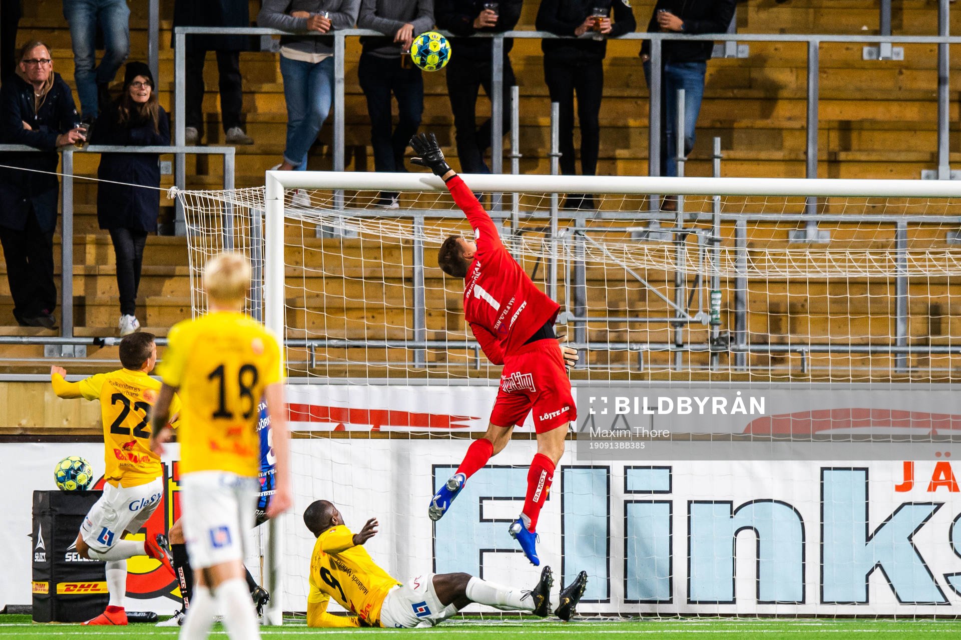 Sirius målvakt Lukas Jonsson med en räddning