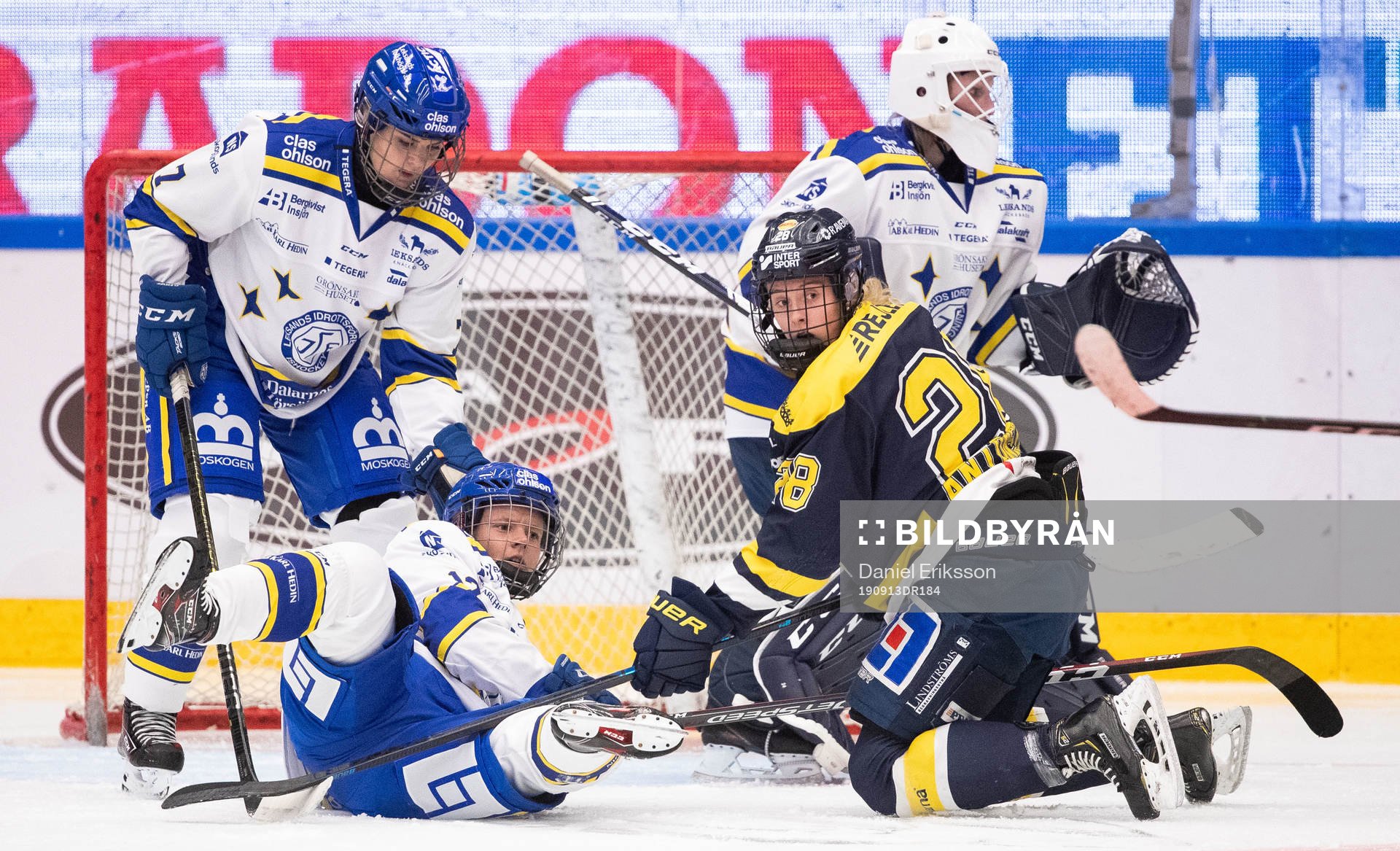 s Jenny Antonsson framför Leksands målvakt Jule Flötgen