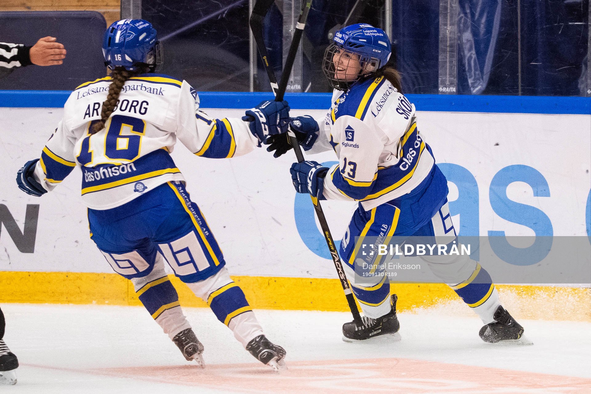 Leksands Kajsa Armborg jublar med Hanna Sköld som gjort