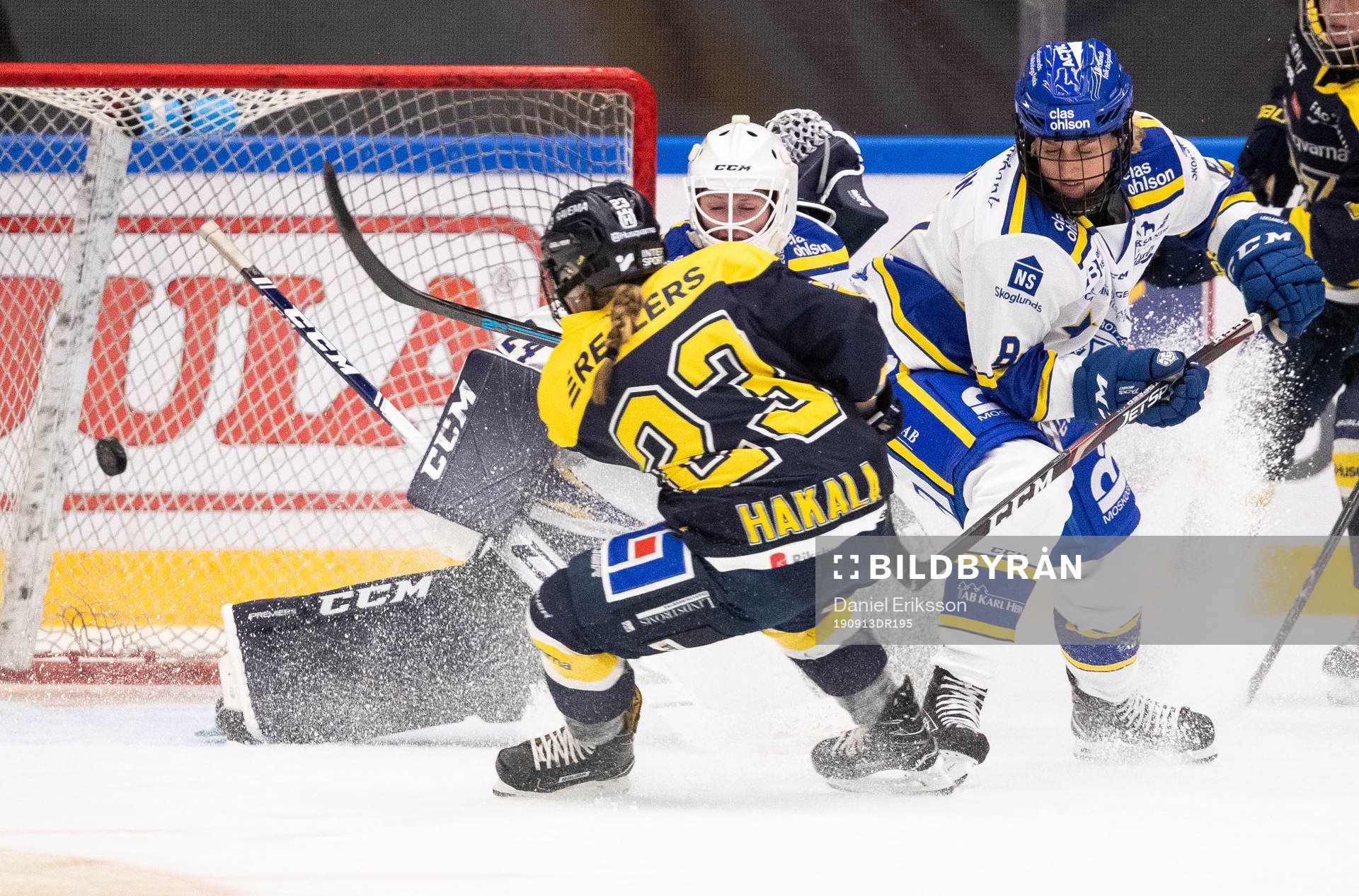 s Sanni Hakala gör 0-2 bakom Leksands målvakt Jule