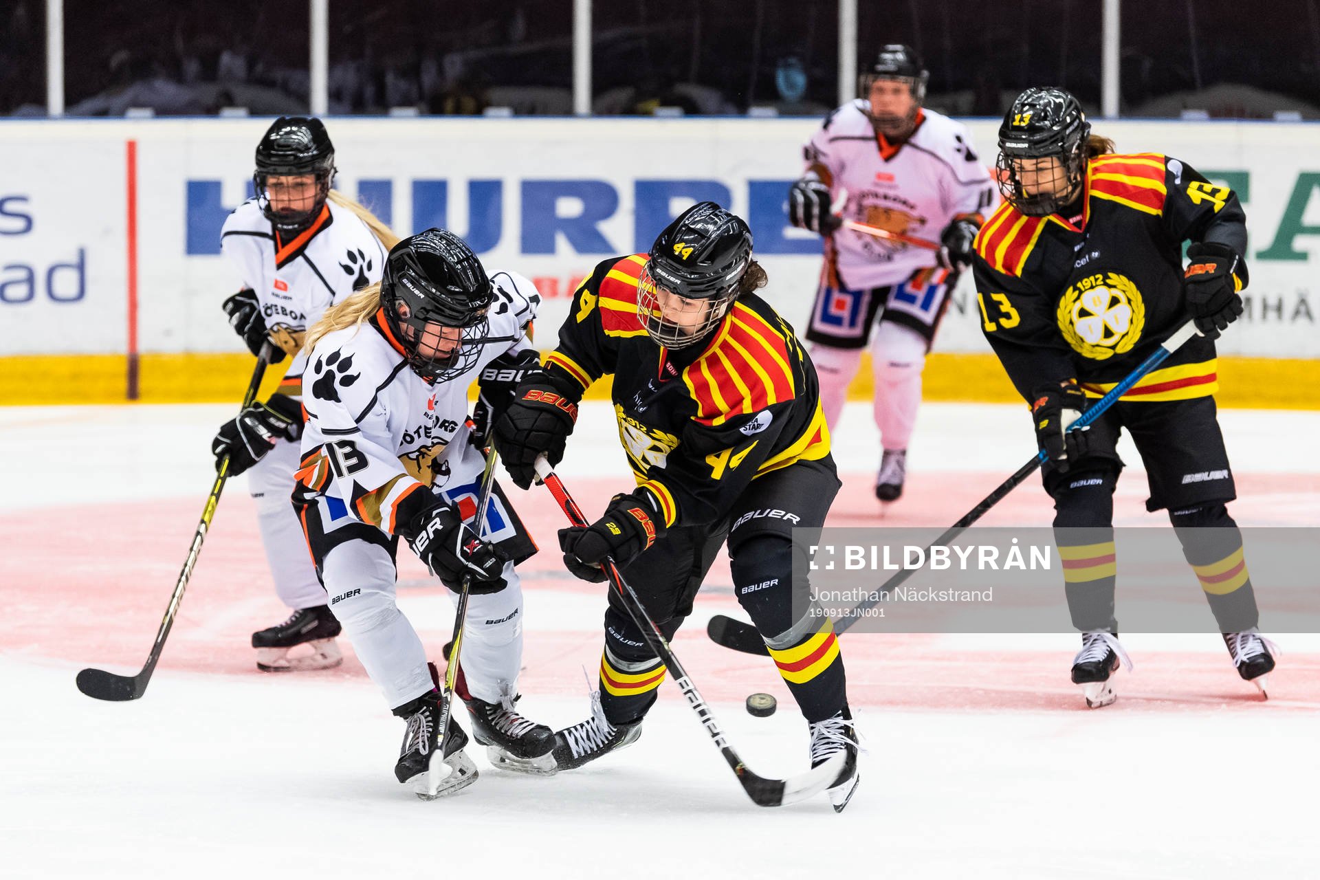 Brynäs Emma Murén och Göteborgs Ellie Punnett i kamp om