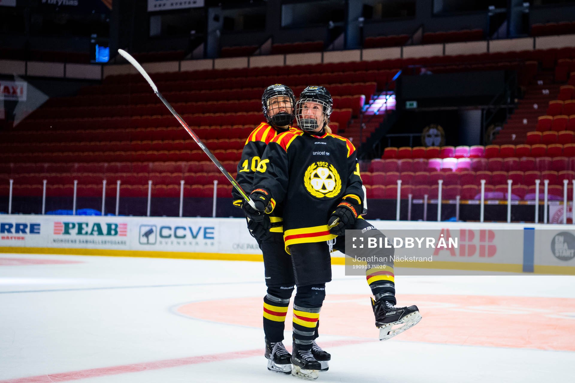 Brynäs Denisa Krizova och Katerina Mrazova jublar