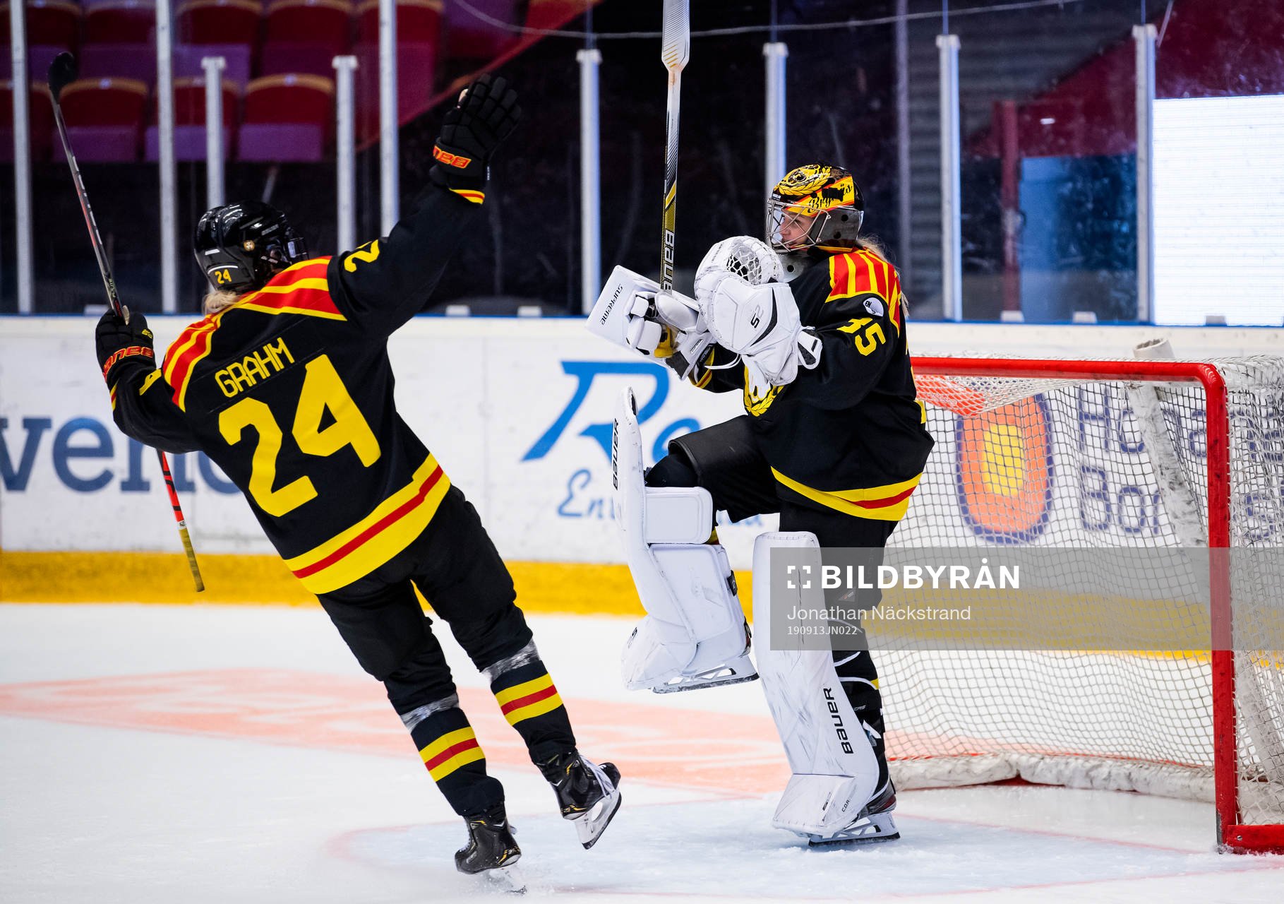 Brynäs målvakt Ellen Jonsson och Erika Grahm jublar