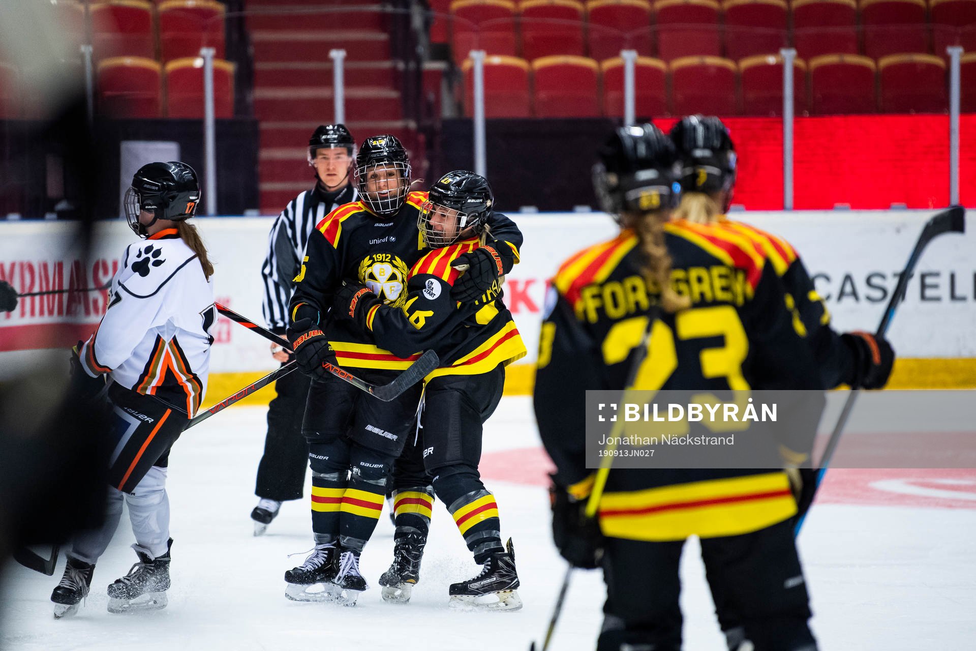 Brynäs Lara Stalder jublar med lagkamrater