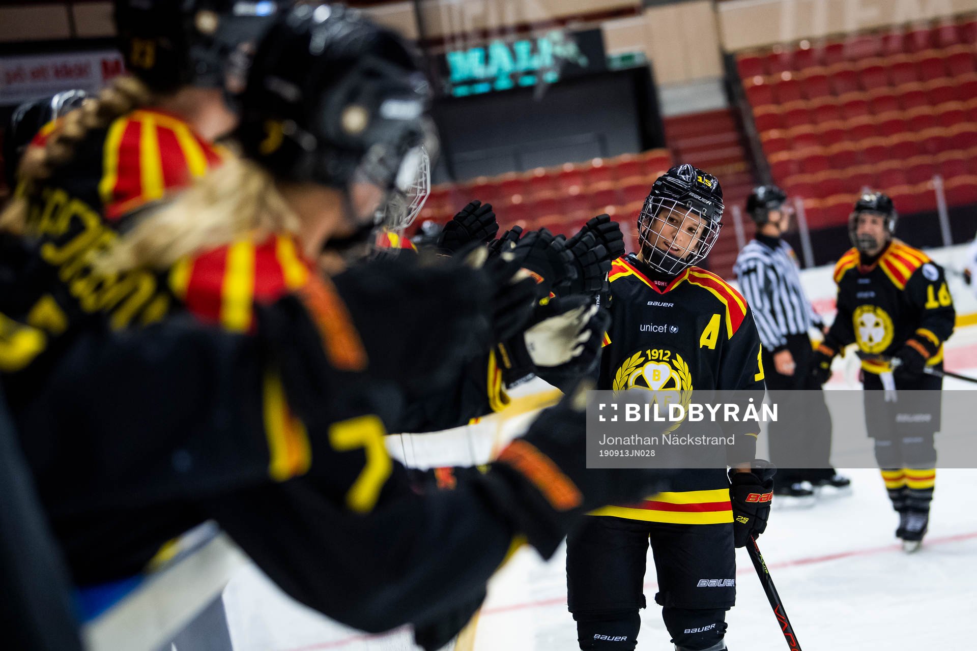 Brynäs Lara Stalder jublar med lagkamrater
