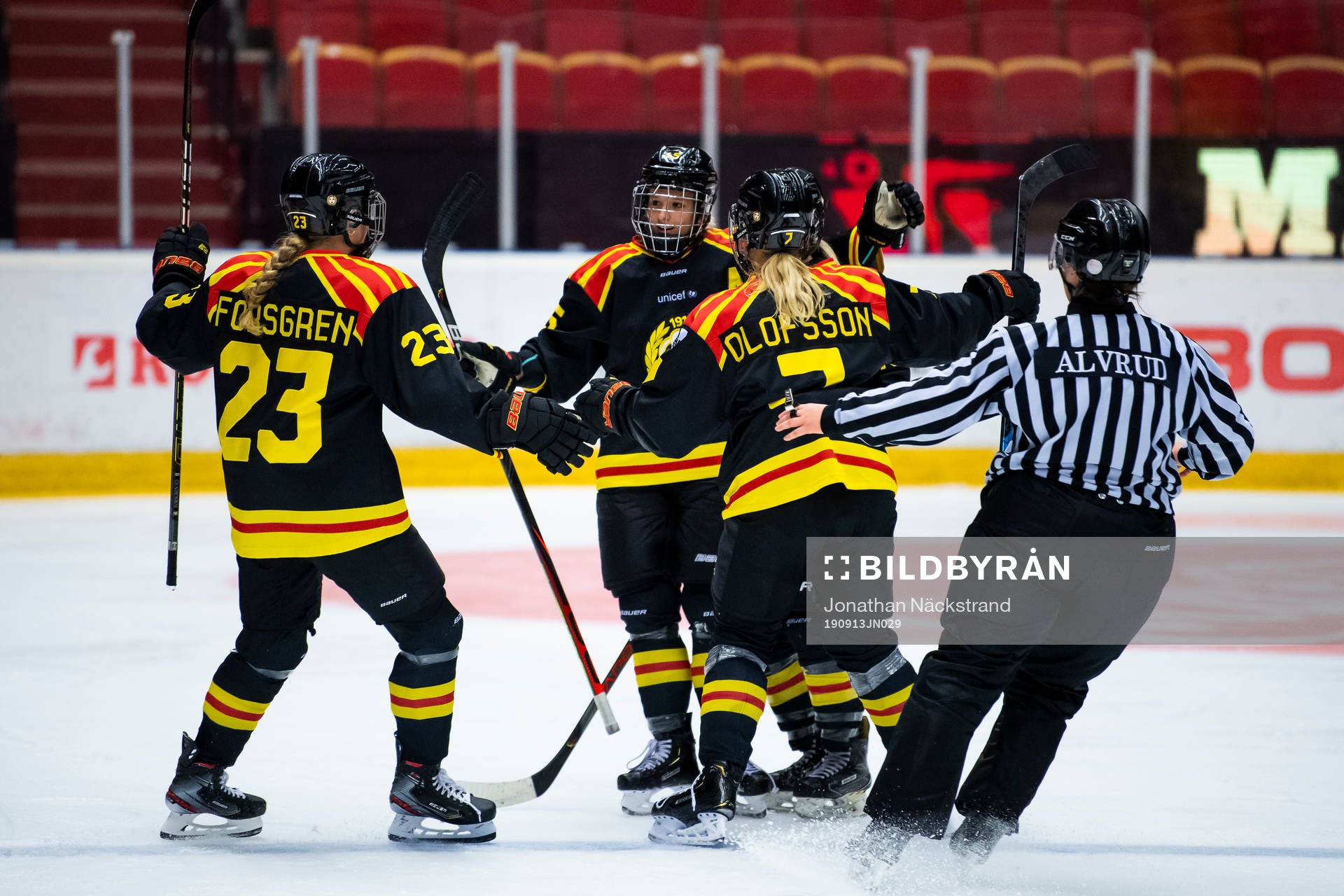 Brynäs Lara Stalder jublar med lagkamrater