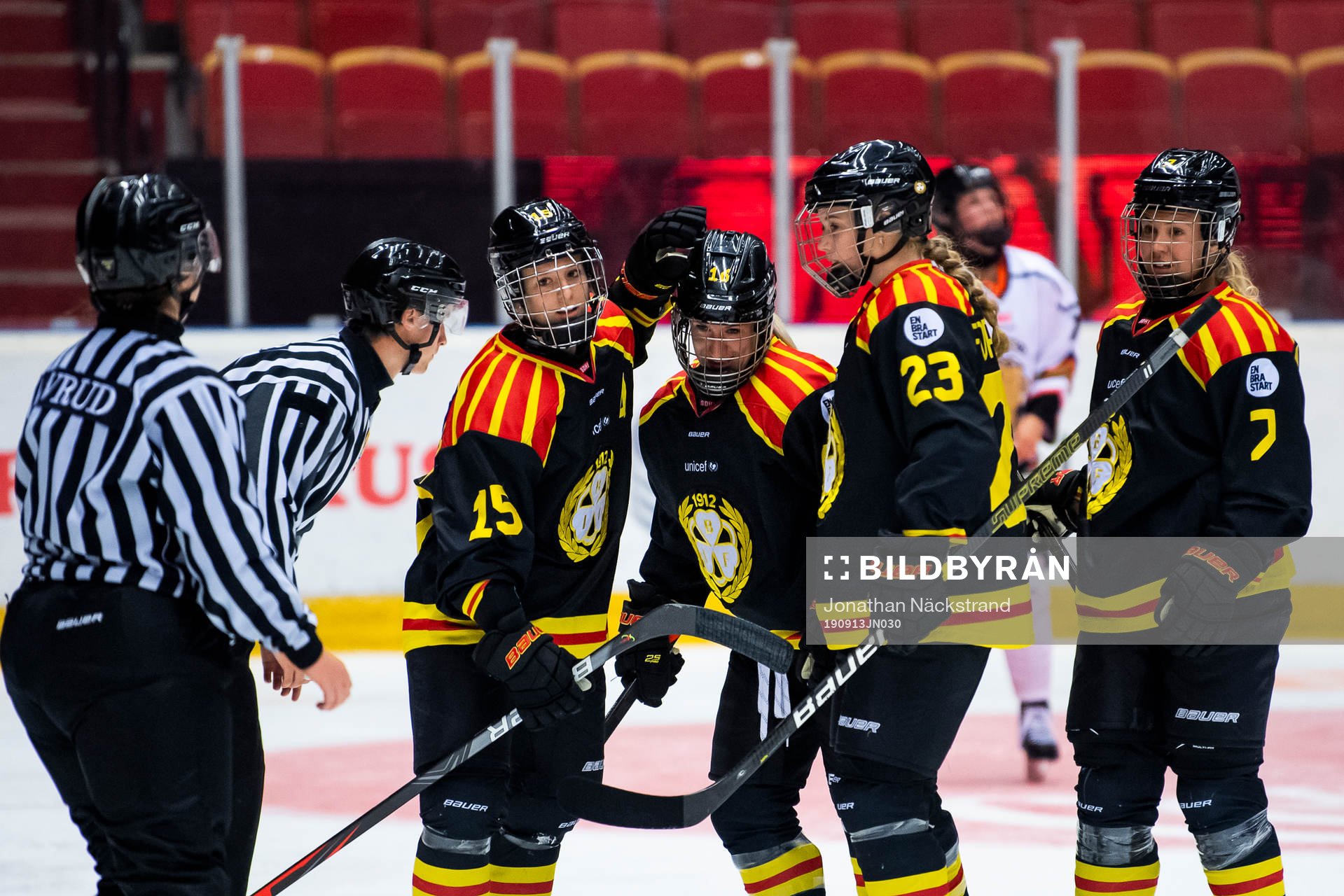 Brynäs Lara Stalder jublar med lagkamrater
