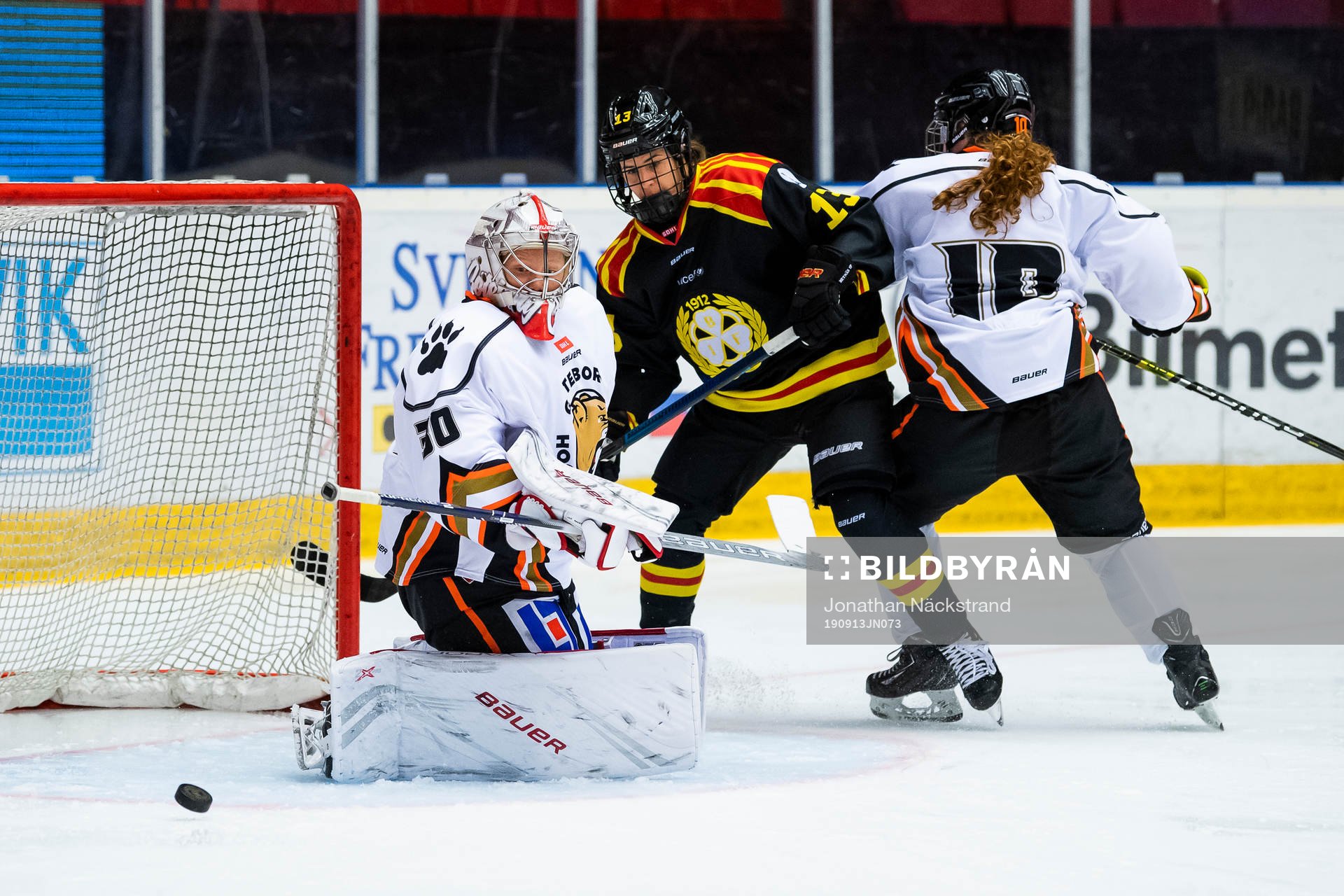 Brynäs Michela Cava och Göteborgs målvakt Nicole Jackson