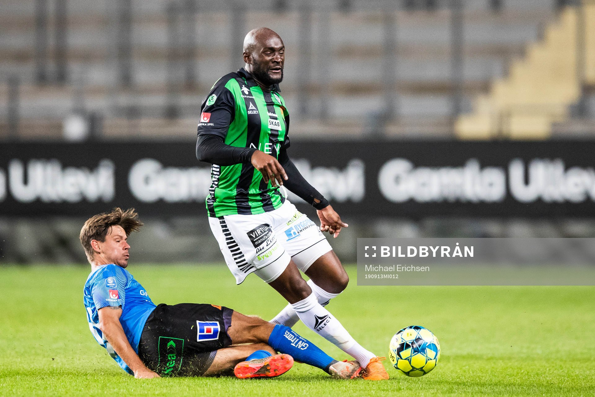 Halmstads Dusan Djuric tacklar GAIS Boris Lumbana