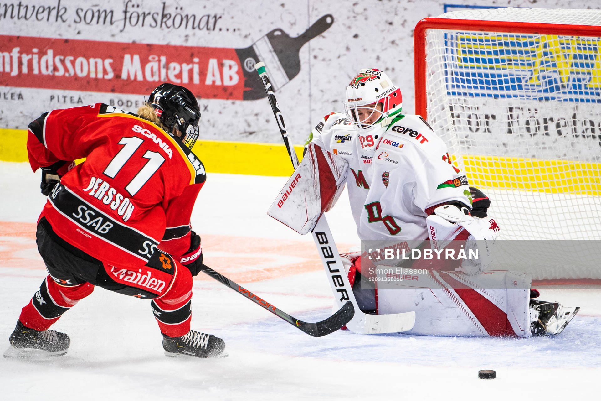 Luleås Josefine Hoegh Persson och Modos målvakt Klara