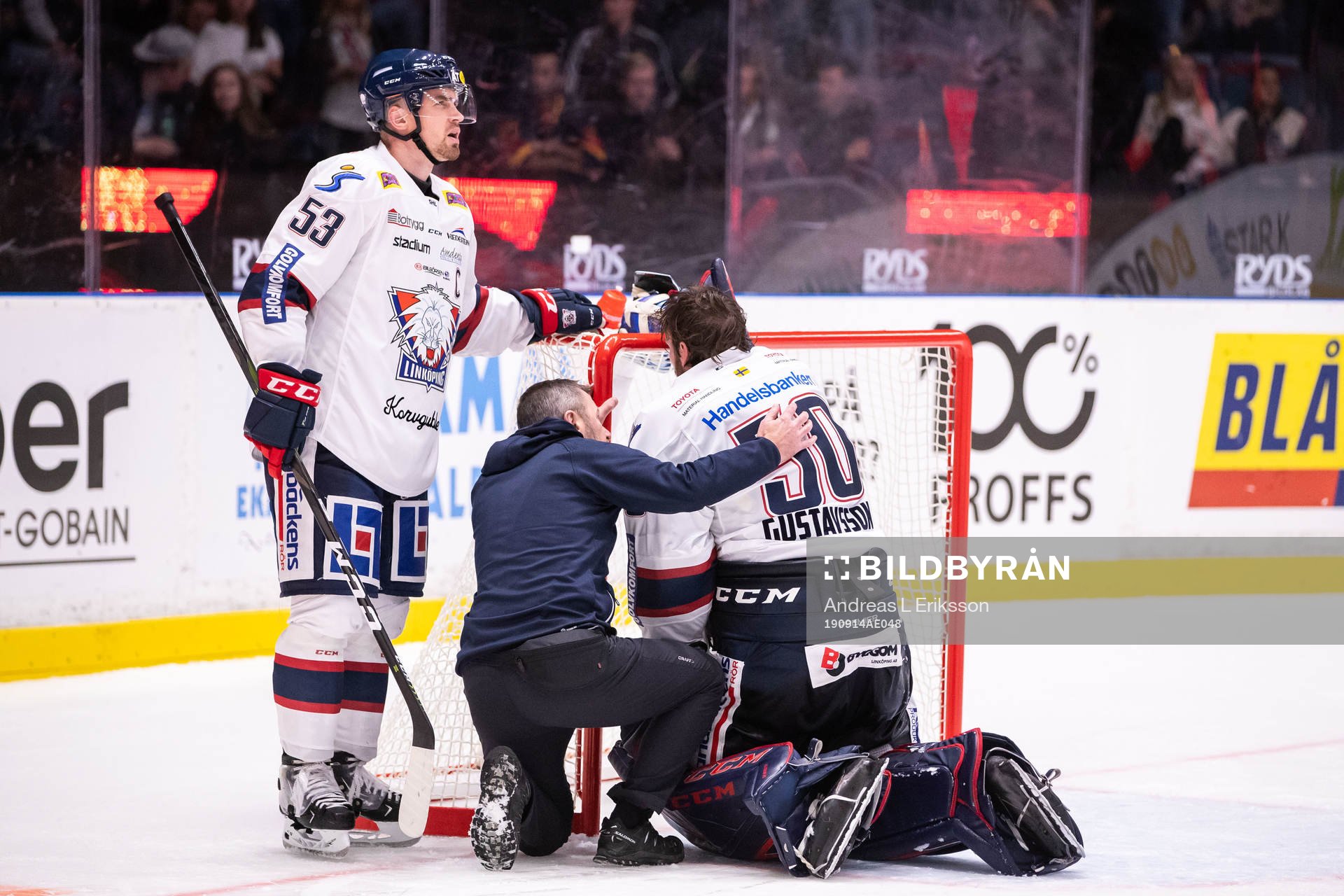 Linköpings målvakt Jonas Gustavsson kollas till av Eddie