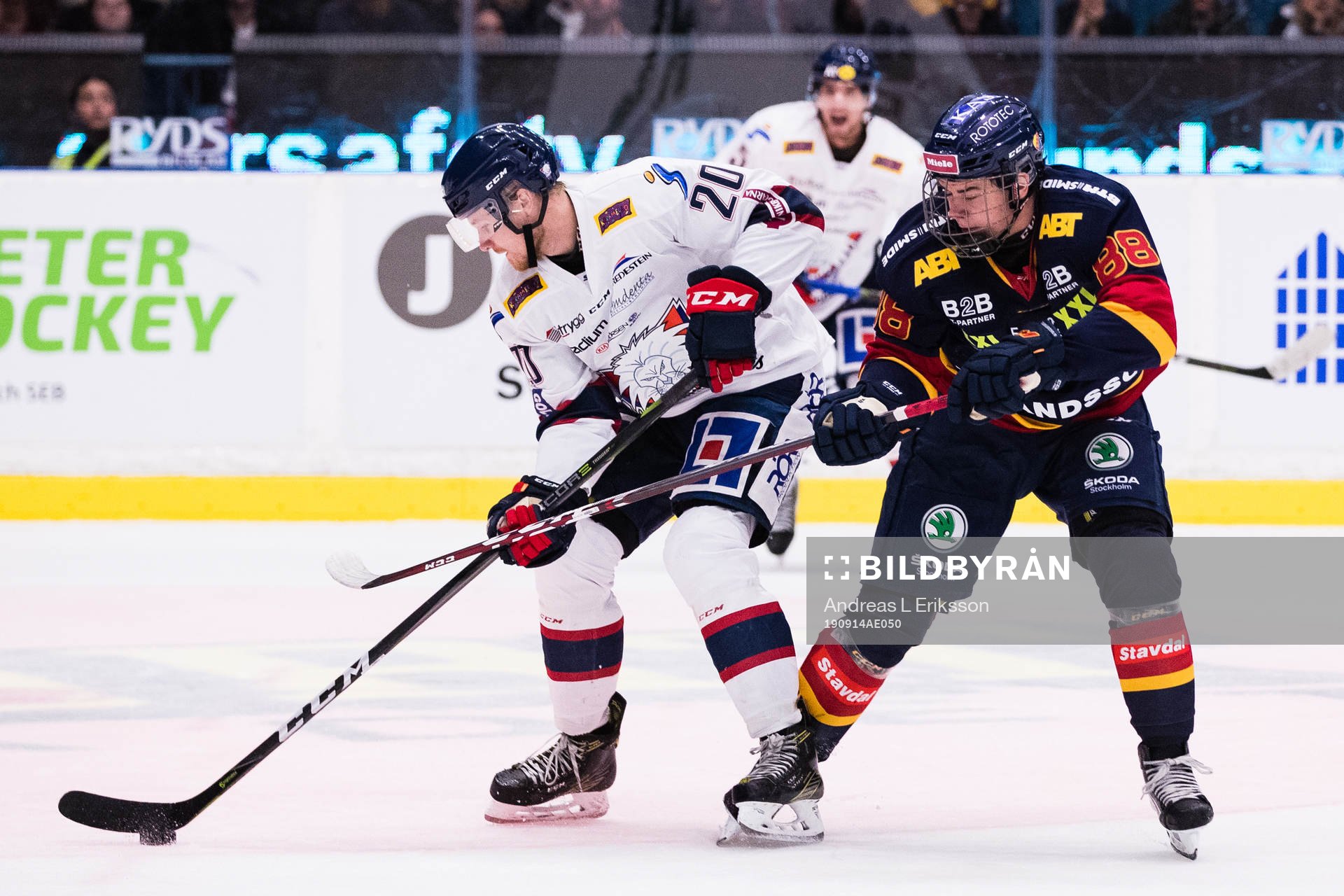 Linköpings Nick Sörensen i kamp om pucken med