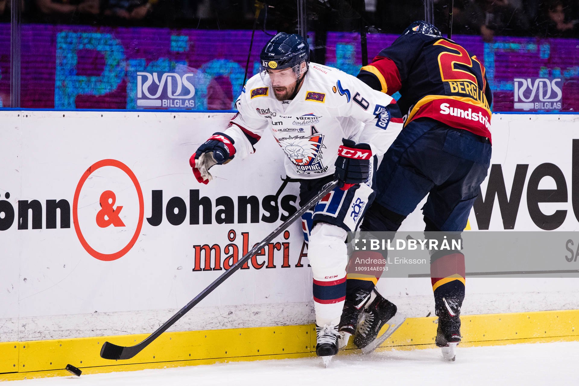 Linköpings Jonas Holös i kamp om pucken med Djurgårdens