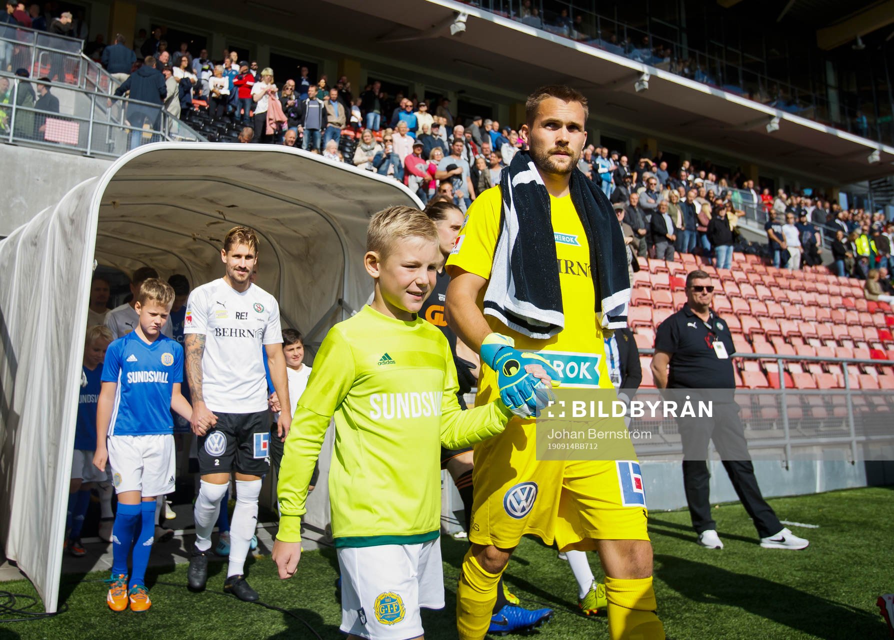 Örebros målvakt Oscar Jansson på väg in till matchen