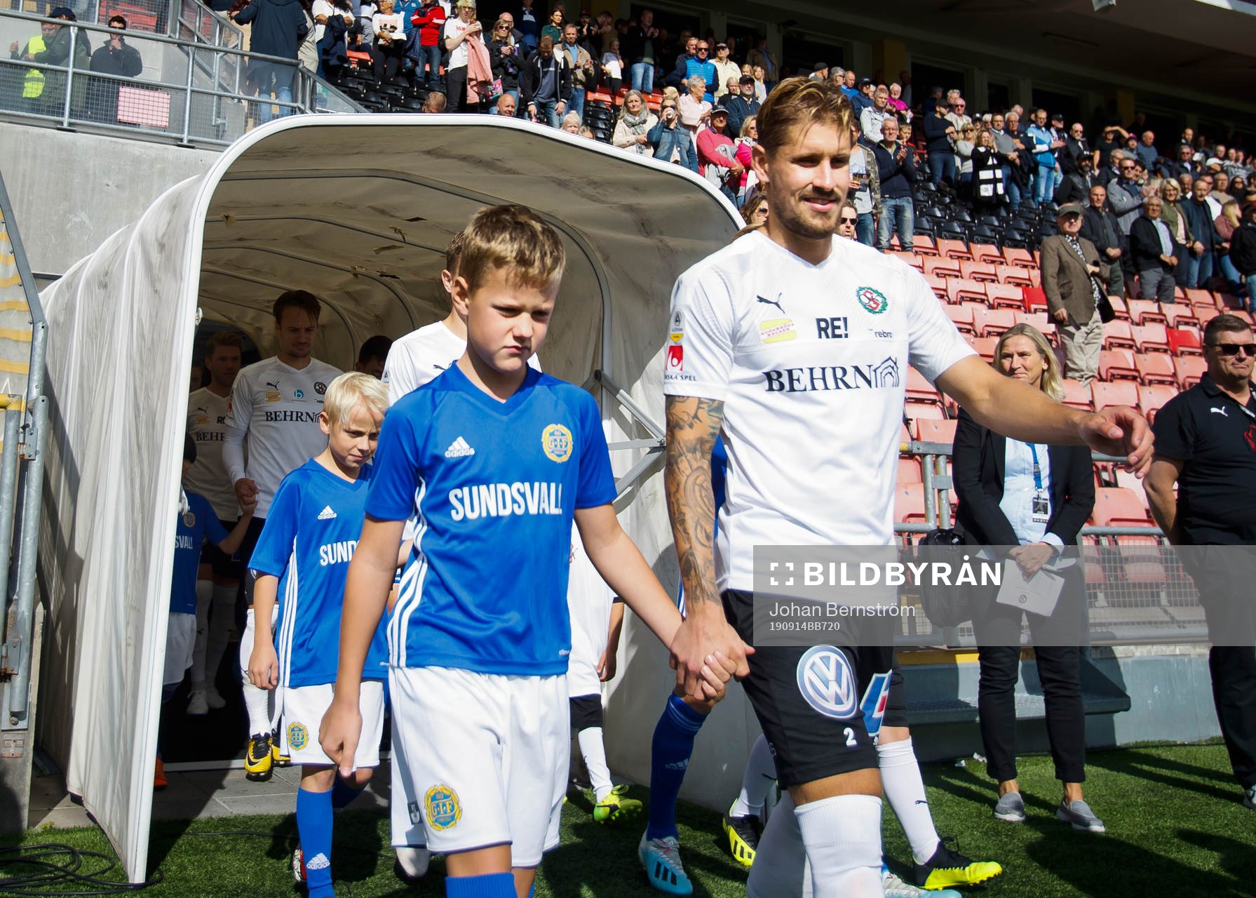 Örebros Daniel Björnkvist på väg in till matchen med en