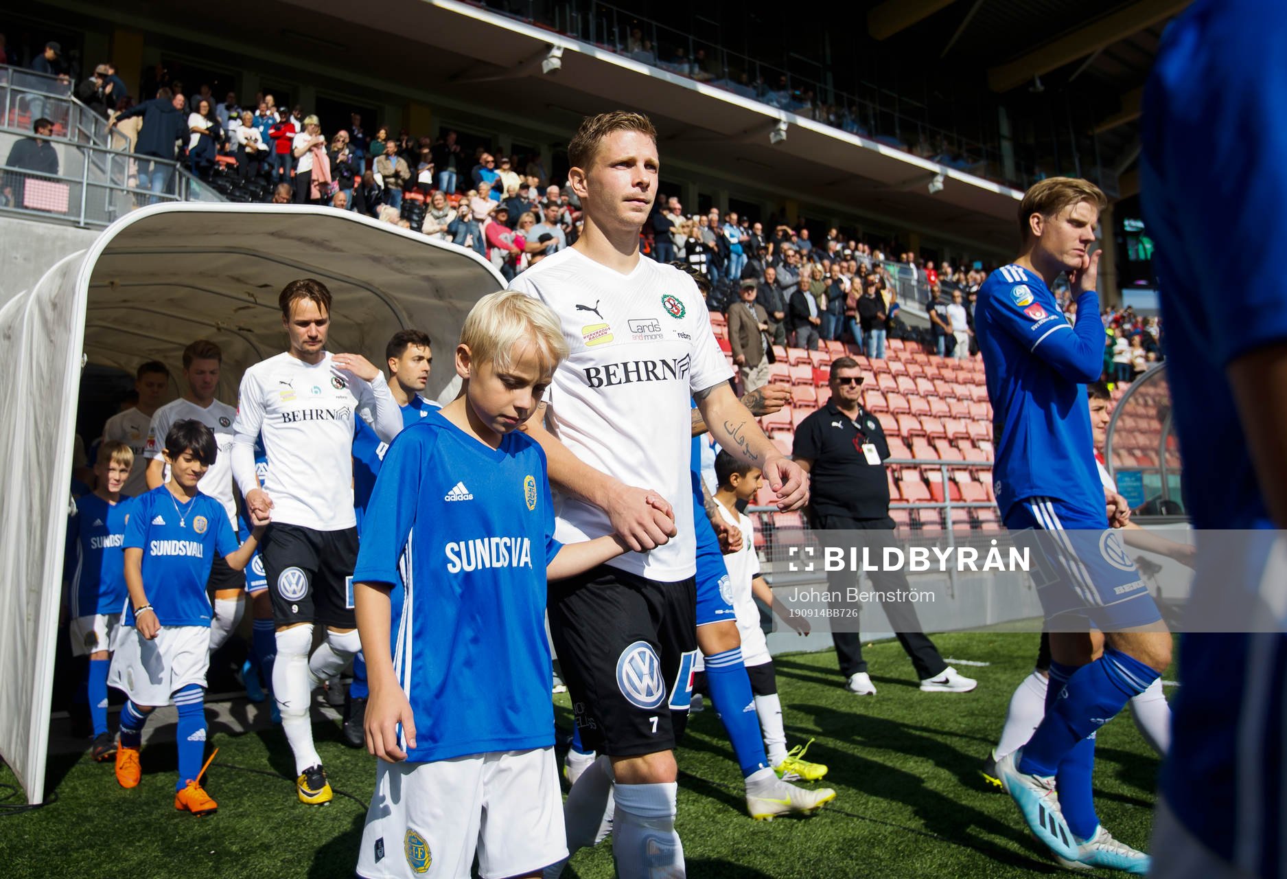 Örebros Johan Bertilsson på väg in till matchen med en