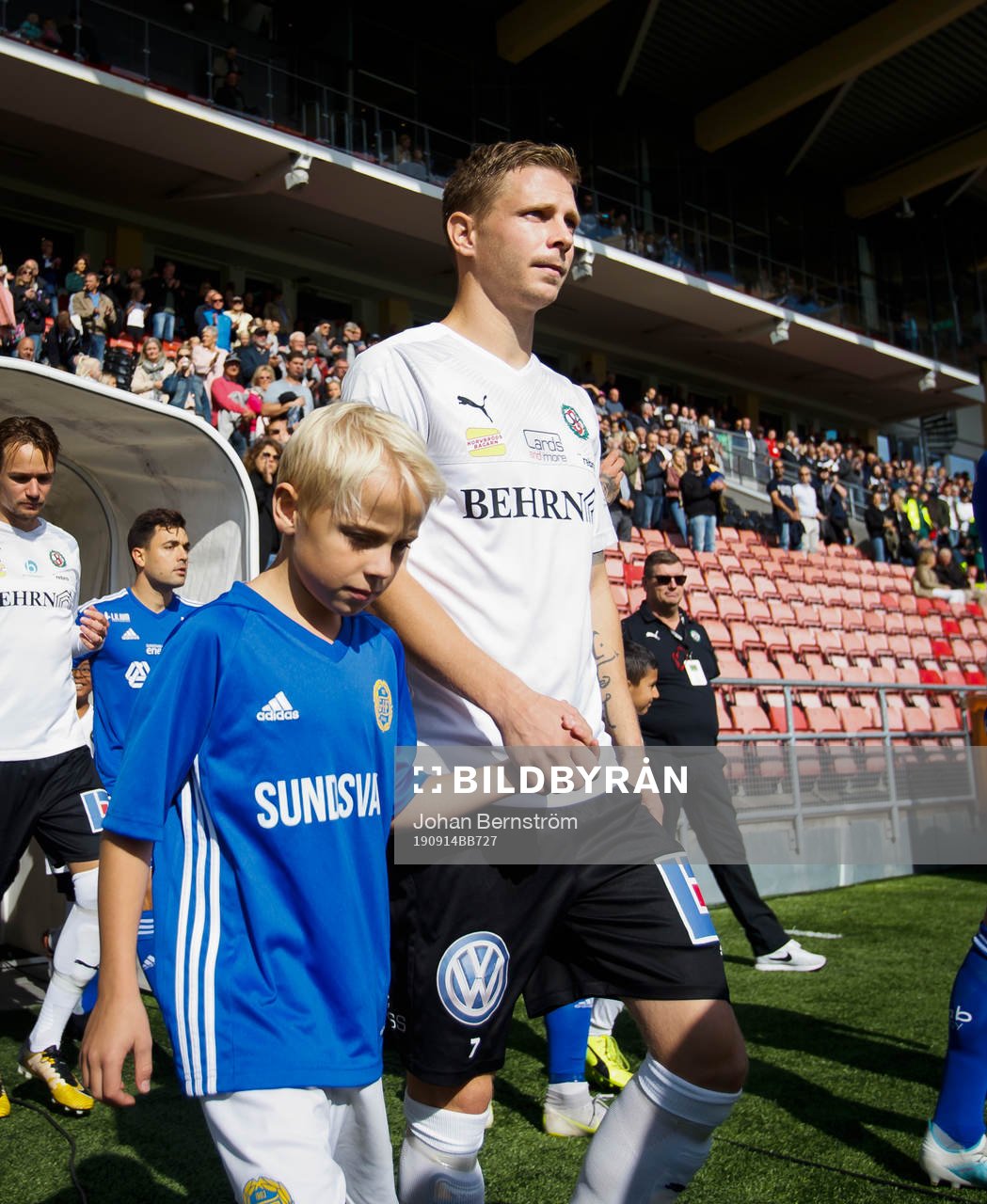Örebros Johan Bertilsson på väg in till matchen med en