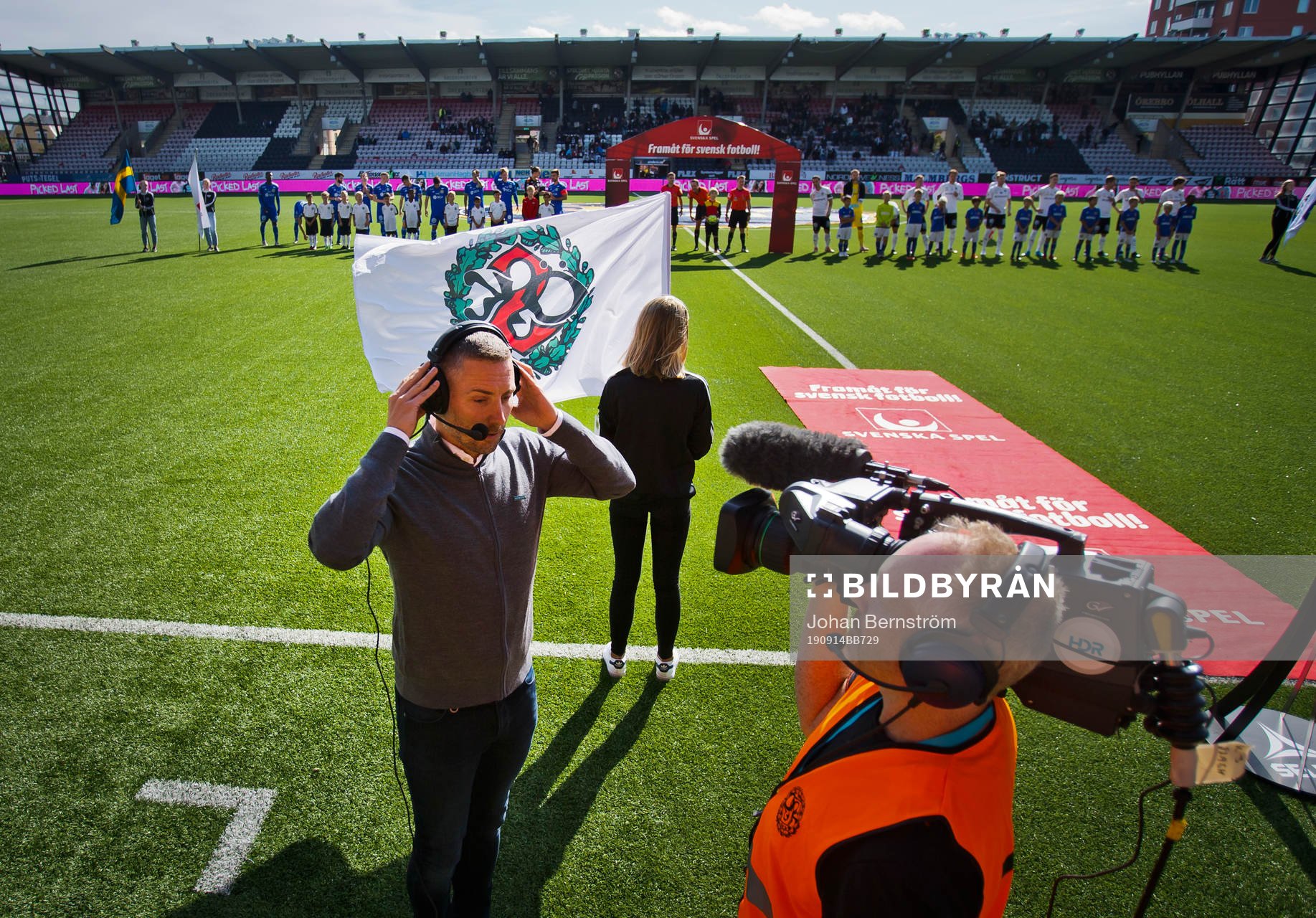 Örebros tränare Axel Kjäll blir intervjuad