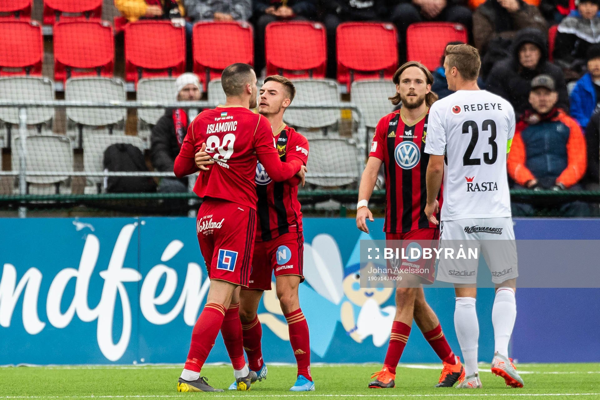 Östersunds Felix Hörberg lugnar ner Dino Islamovic