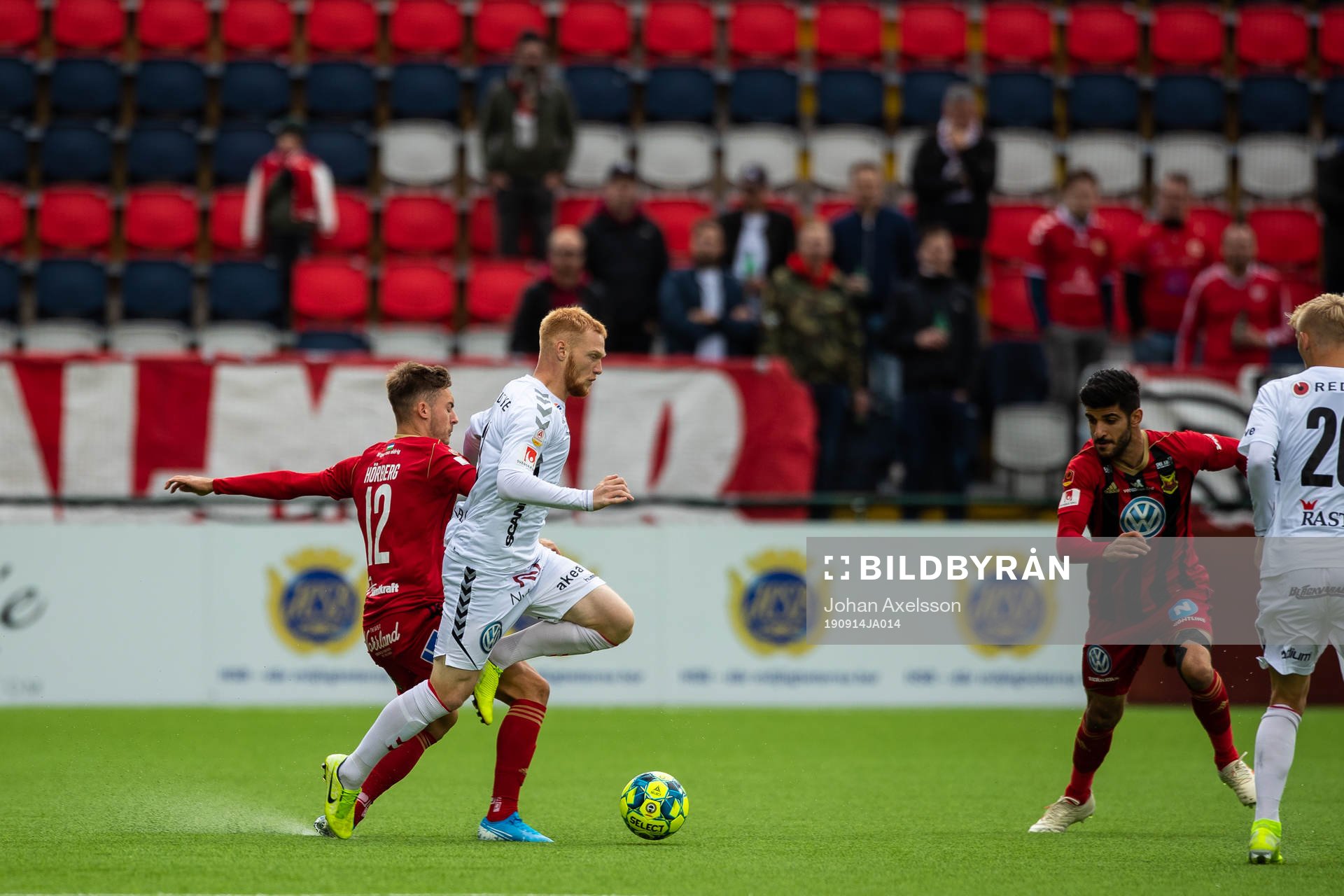 Kalmars Nils Fröling  i kmap med Östersunds Felix Hörberg