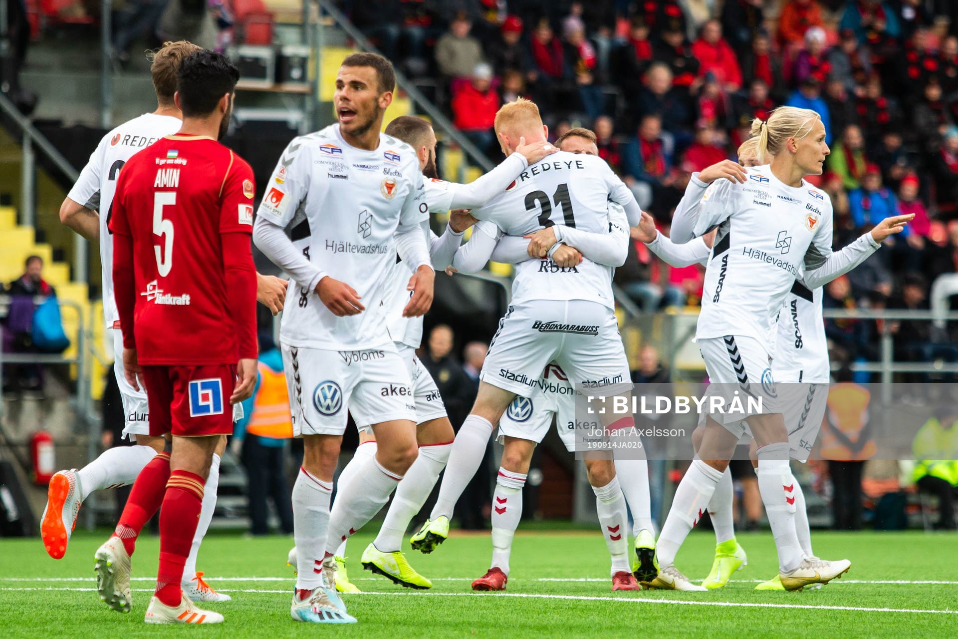 Kalmars Nils Fröling jublar med lagkamrater
