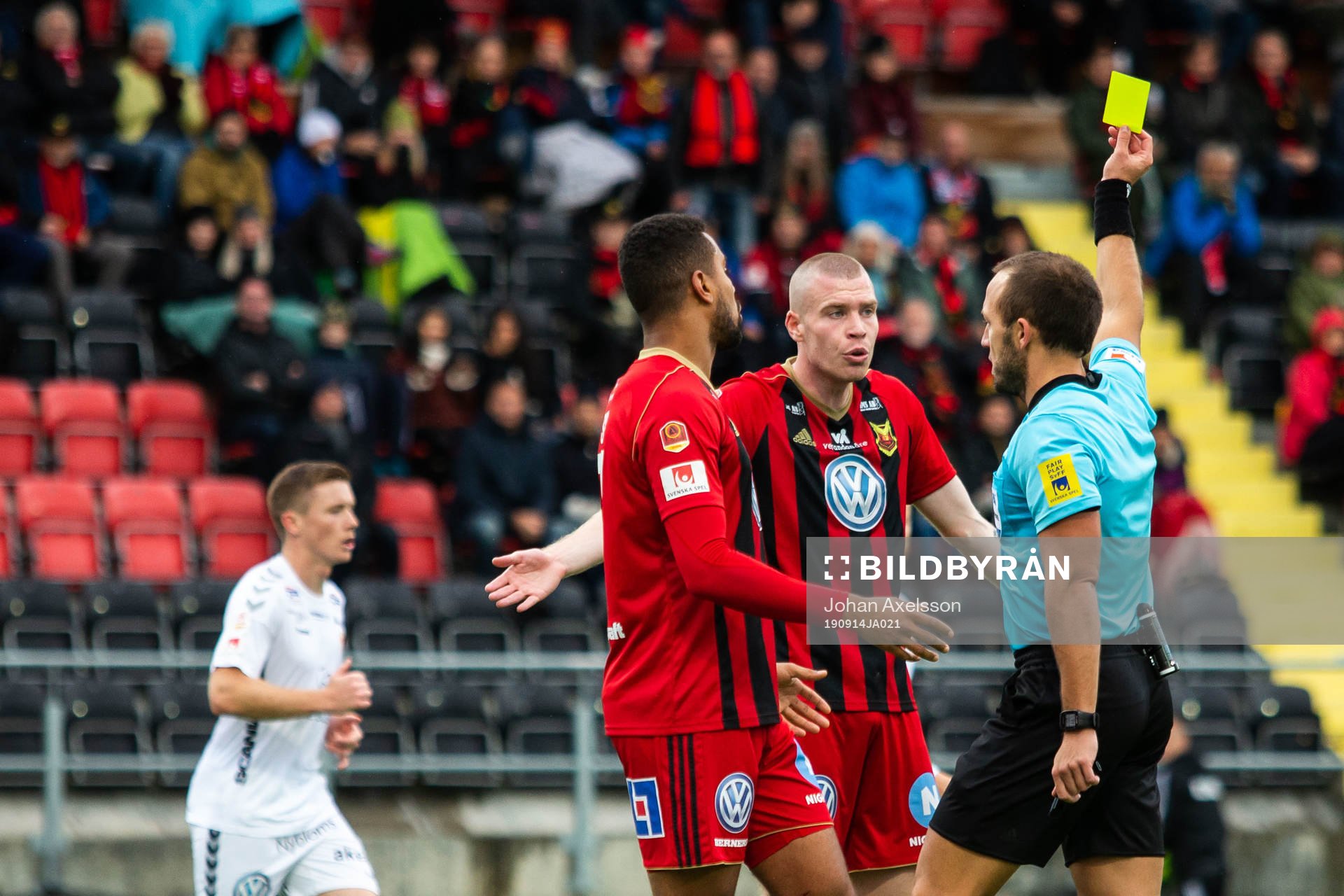 Östersunds Thomas Isherwood tilldelas en varning av domare