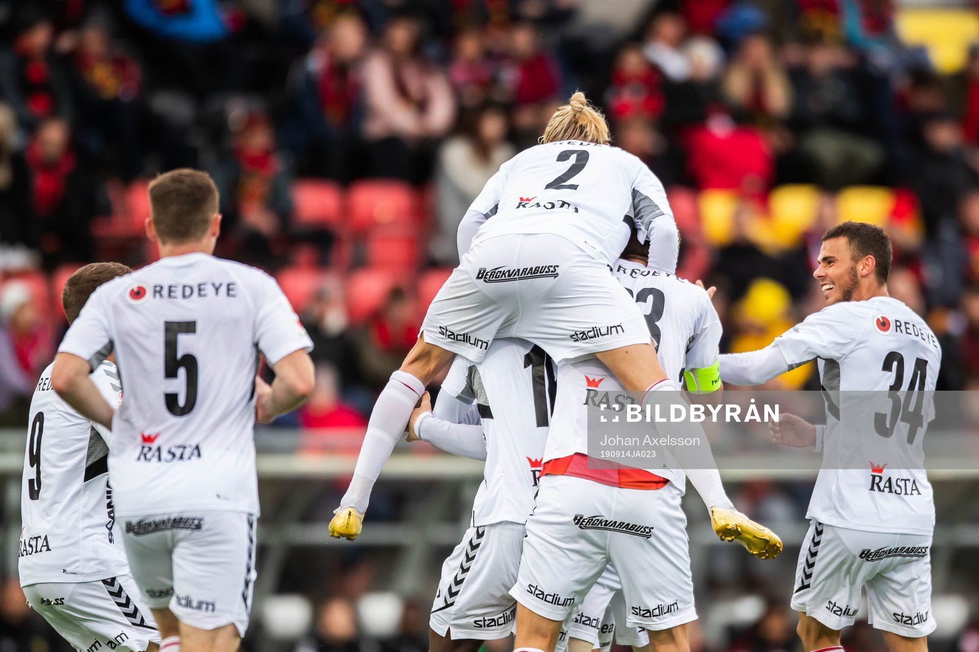 Kalmars Nils Fröling jublar med lagkamrater efter 1-2 under fotbollsmatchen i Allsvenskan mellan Östersund och Kalmar den 14 September 2019 i Östersund.