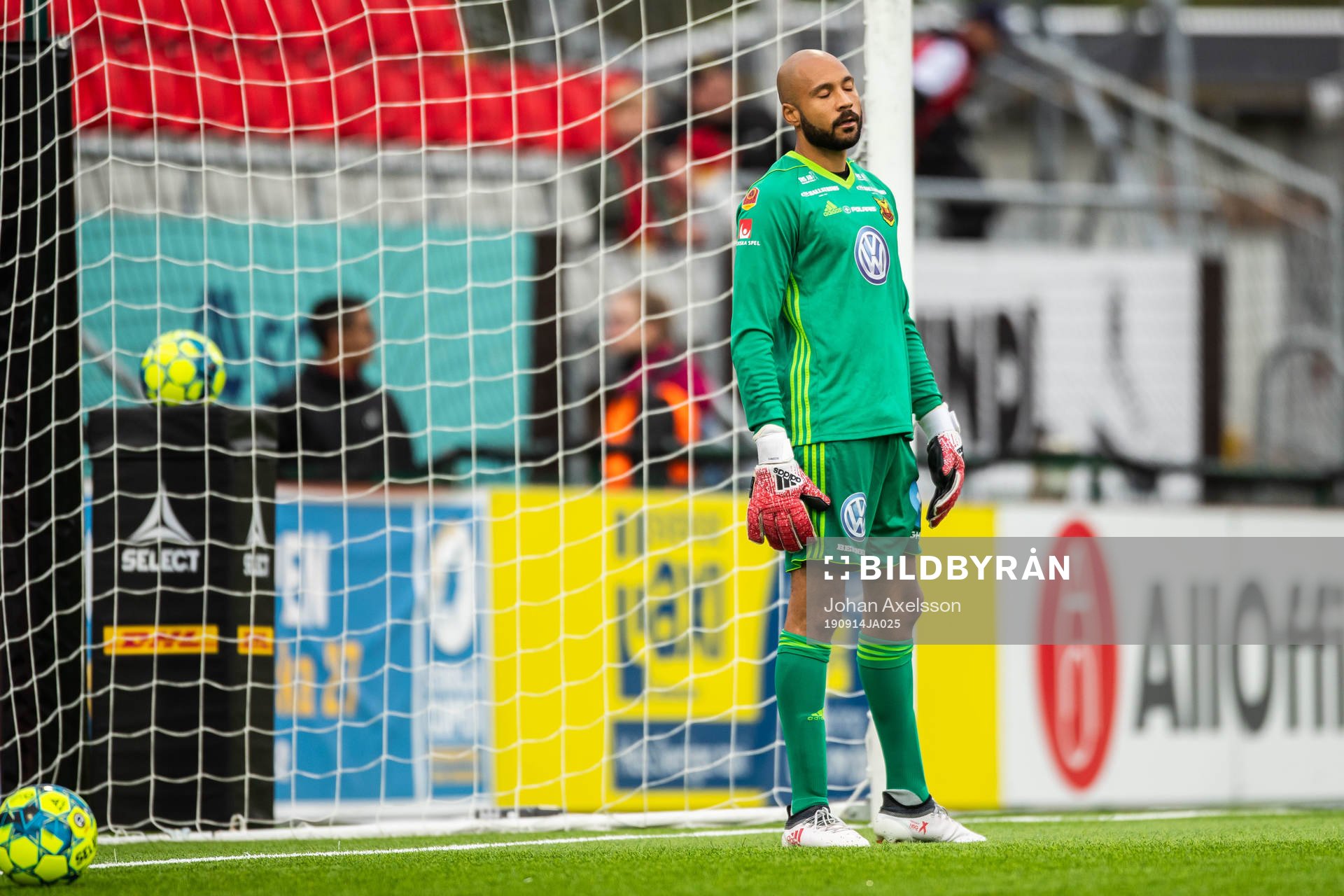 Östersunds målvakt Aly Keita deppar